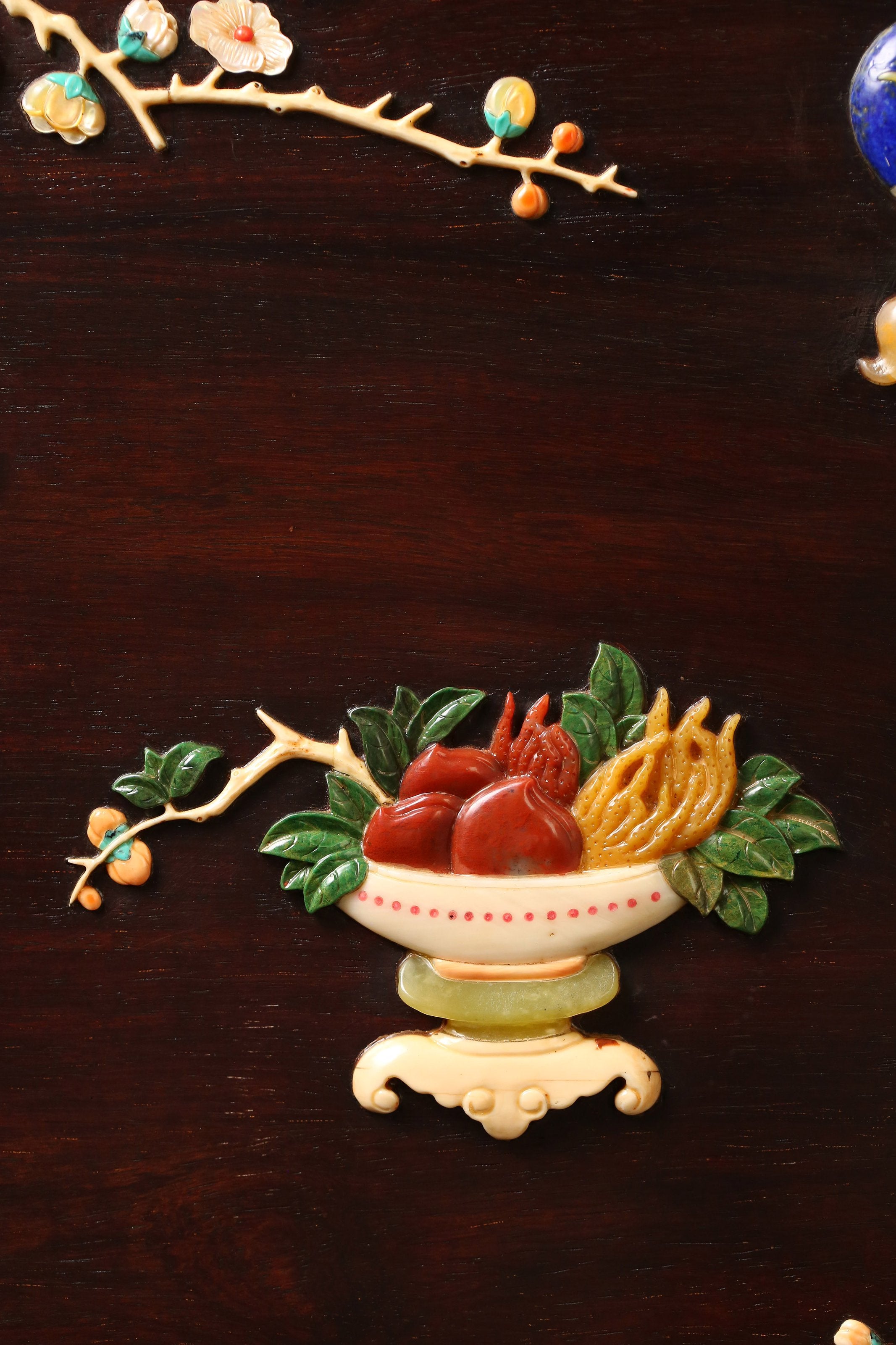 Large square screen inlaid with precious materials for good fortune and peace