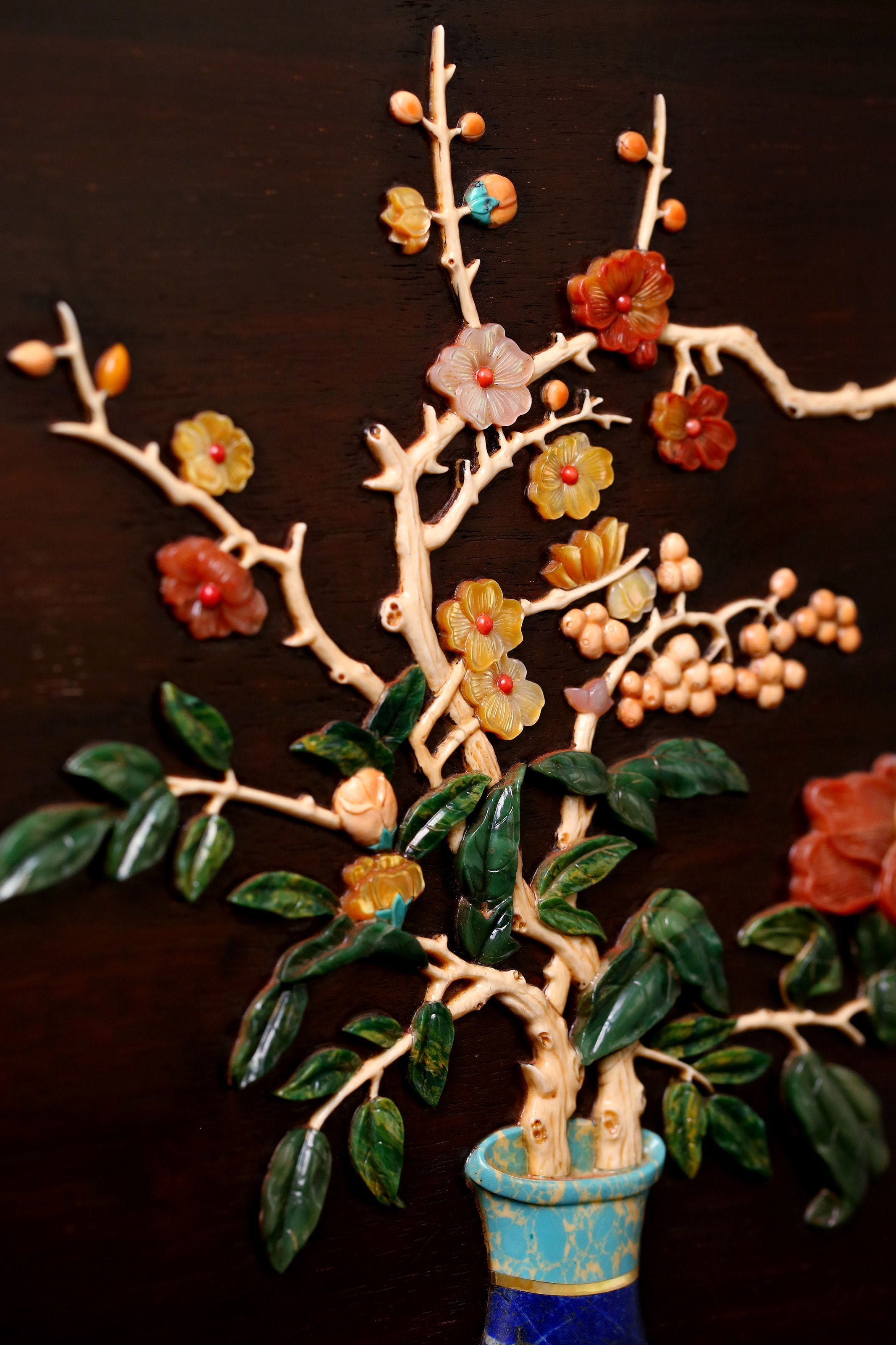 Large square screen inlaid with precious materials for good fortune and peace