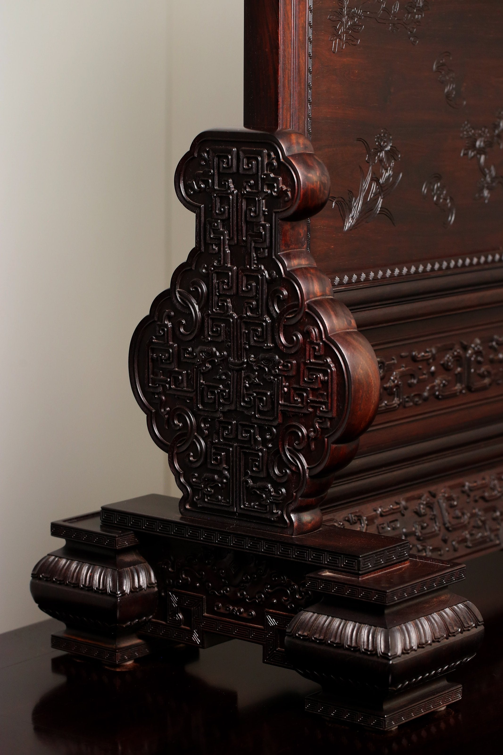 Large square screen inlaid with precious materials for good fortune and peace