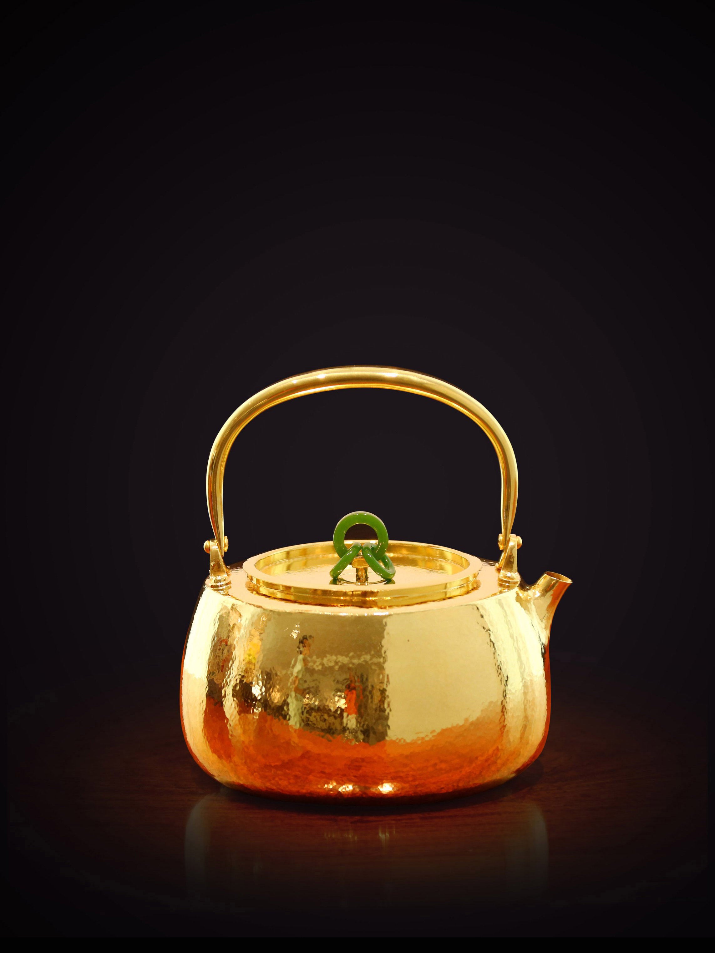 A piece of jade from the Three Rings was used to make a pure gold and silver plated teapot.