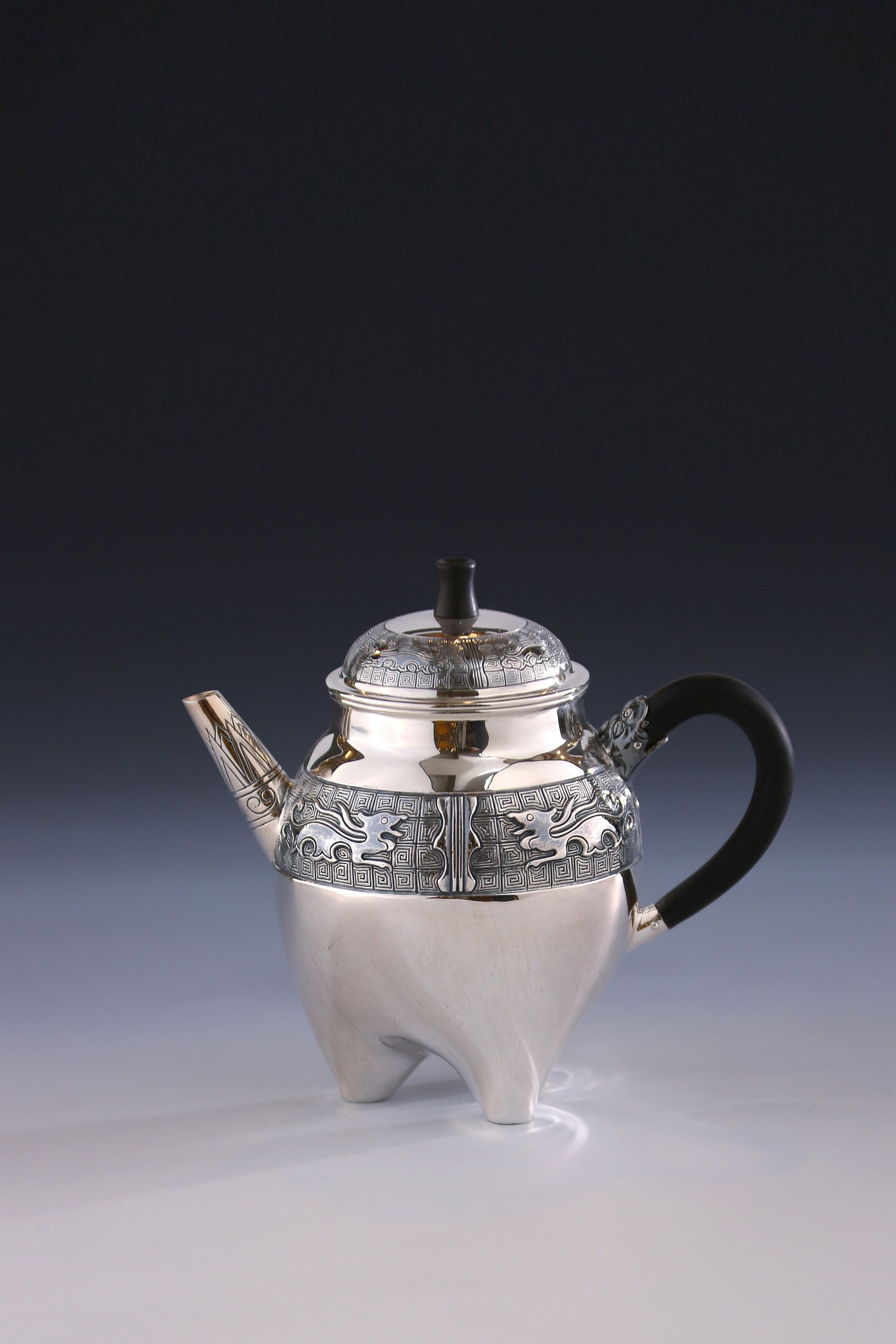 Three-legged teapot with taotie pattern