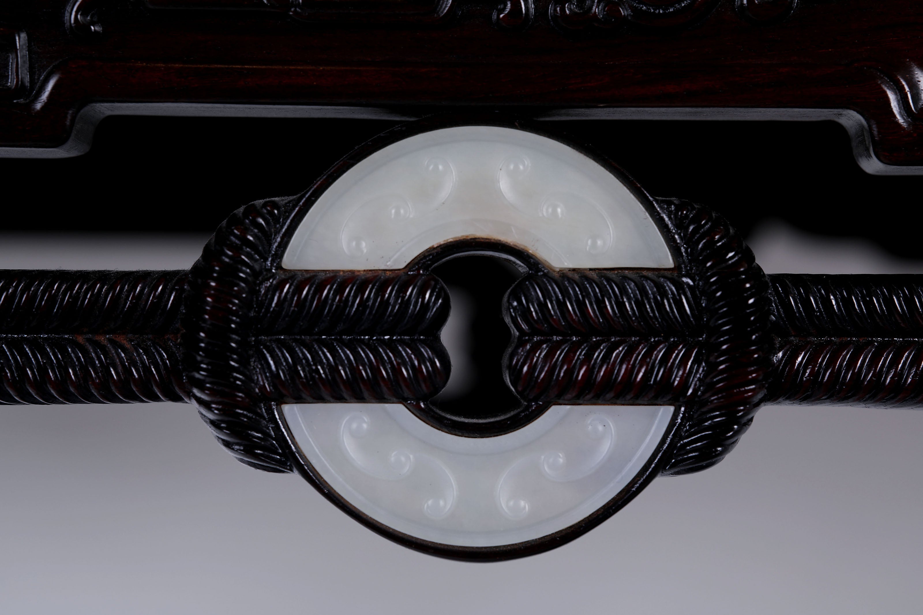 Rope-drawn jade disc pattern horseshoe-foot table
