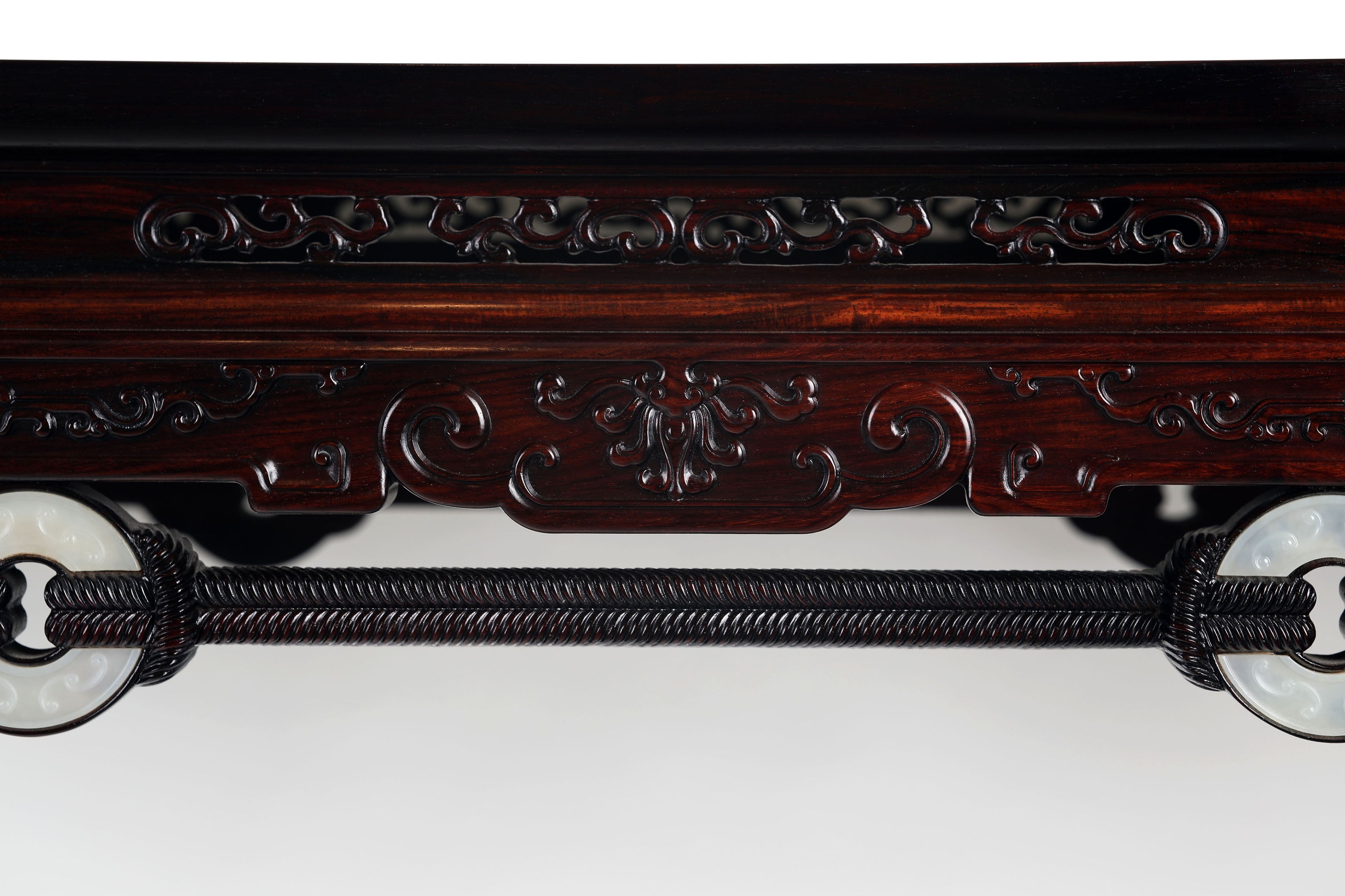 Rope-drawn jade disc pattern horseshoe-foot table