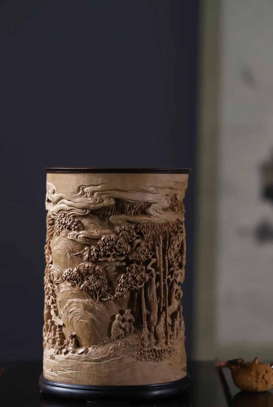 Old Mountain Sandalwood Eighteen Scholars Large Pen Holder