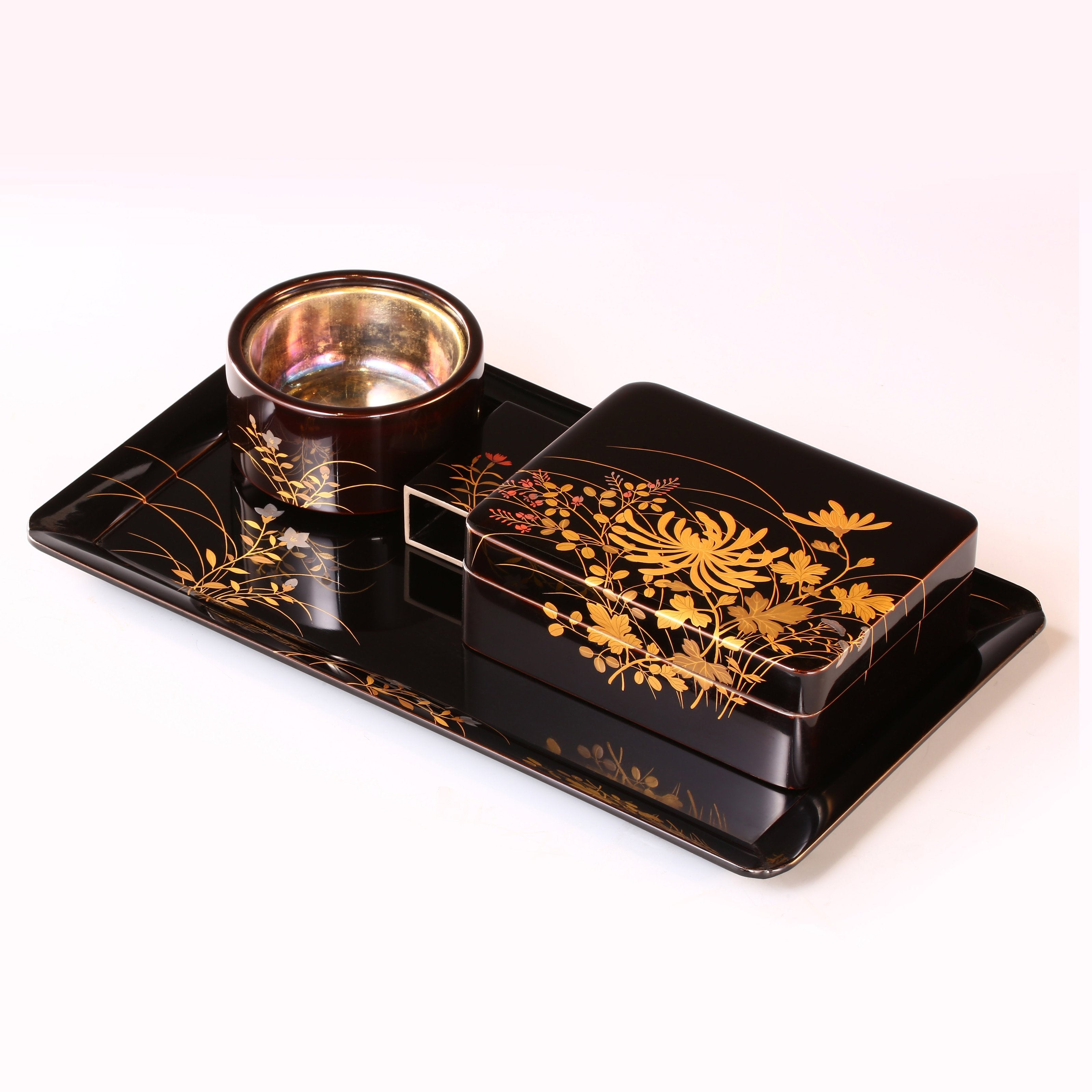 Floral and herb-themed smoking set made before 1940