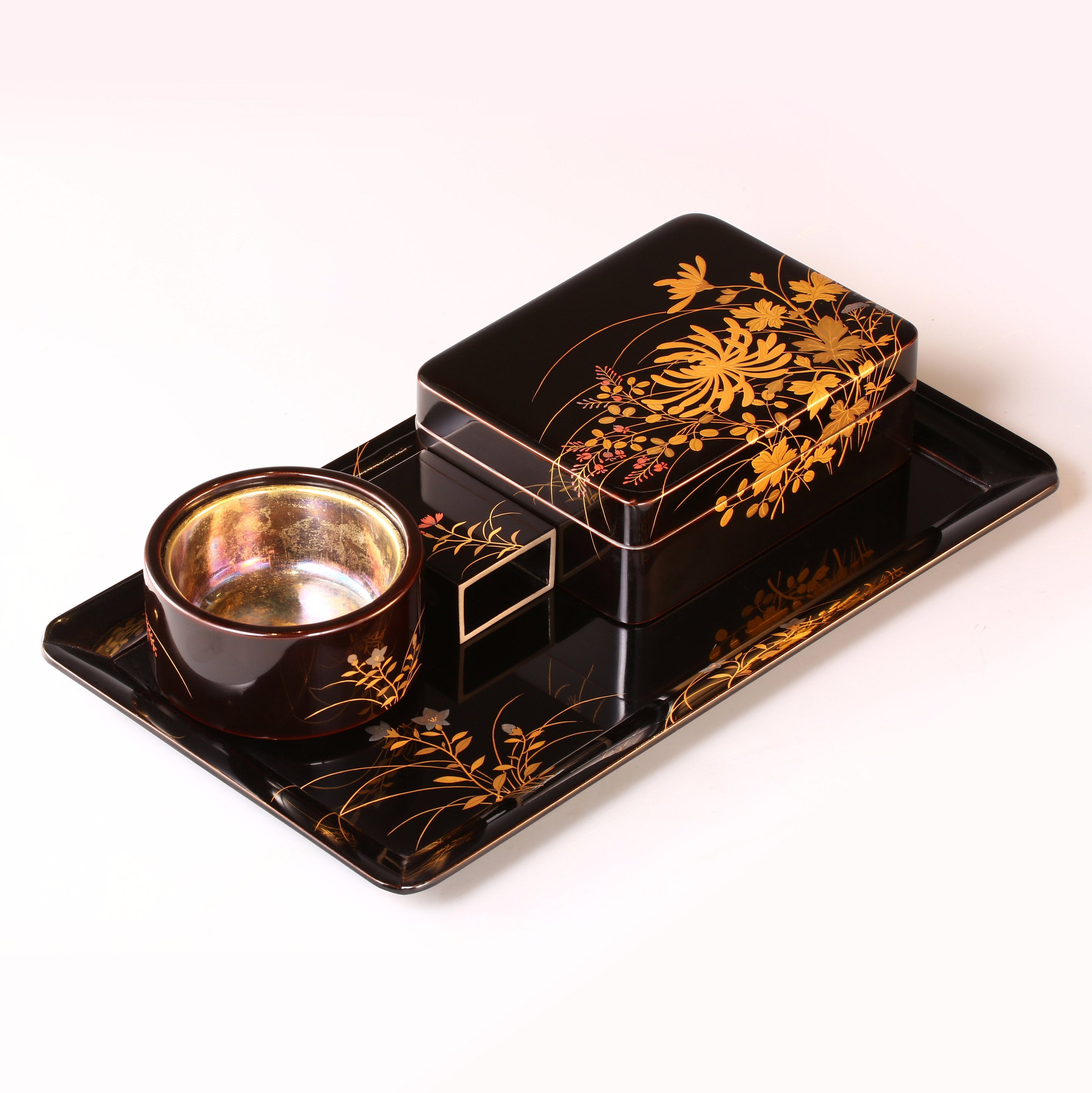 Floral and herb-themed smoking set made before 1940