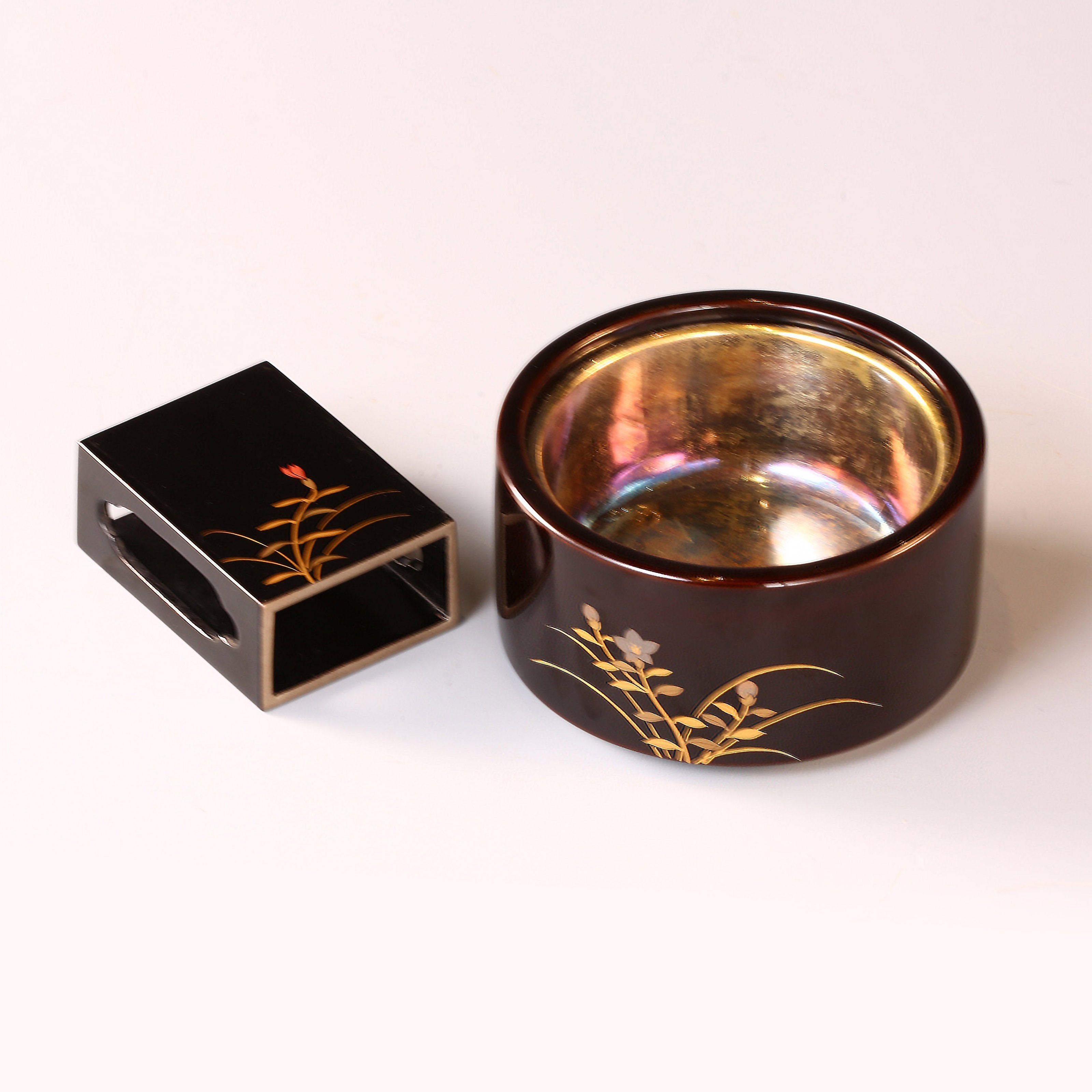 Floral and herb-themed smoking set made before 1940