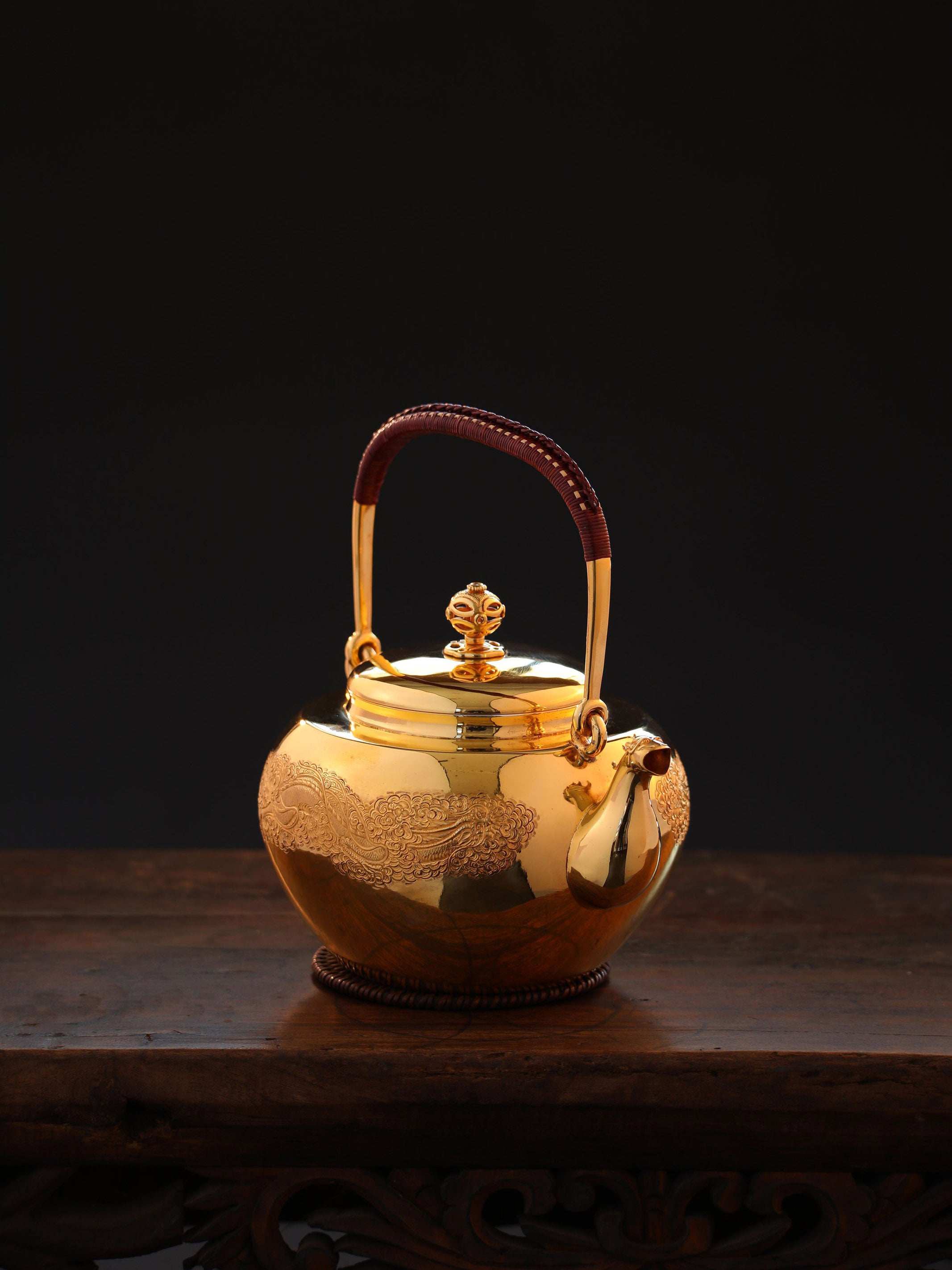 Gold-plated teapot with beast-shaped mouth and cloud dragon design in pure gold and pure silver