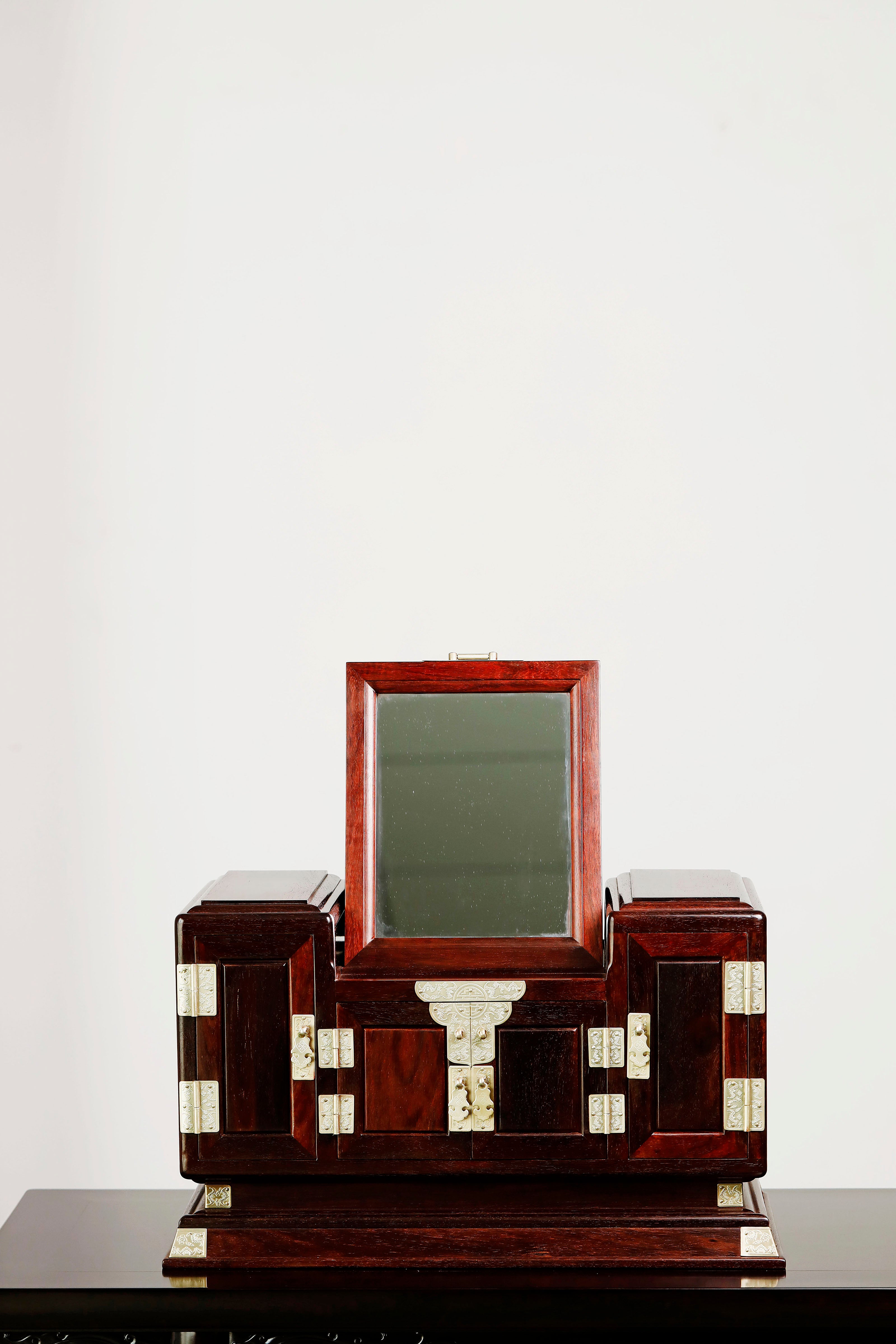 Small-leaf sandalwood jewelry dressing box