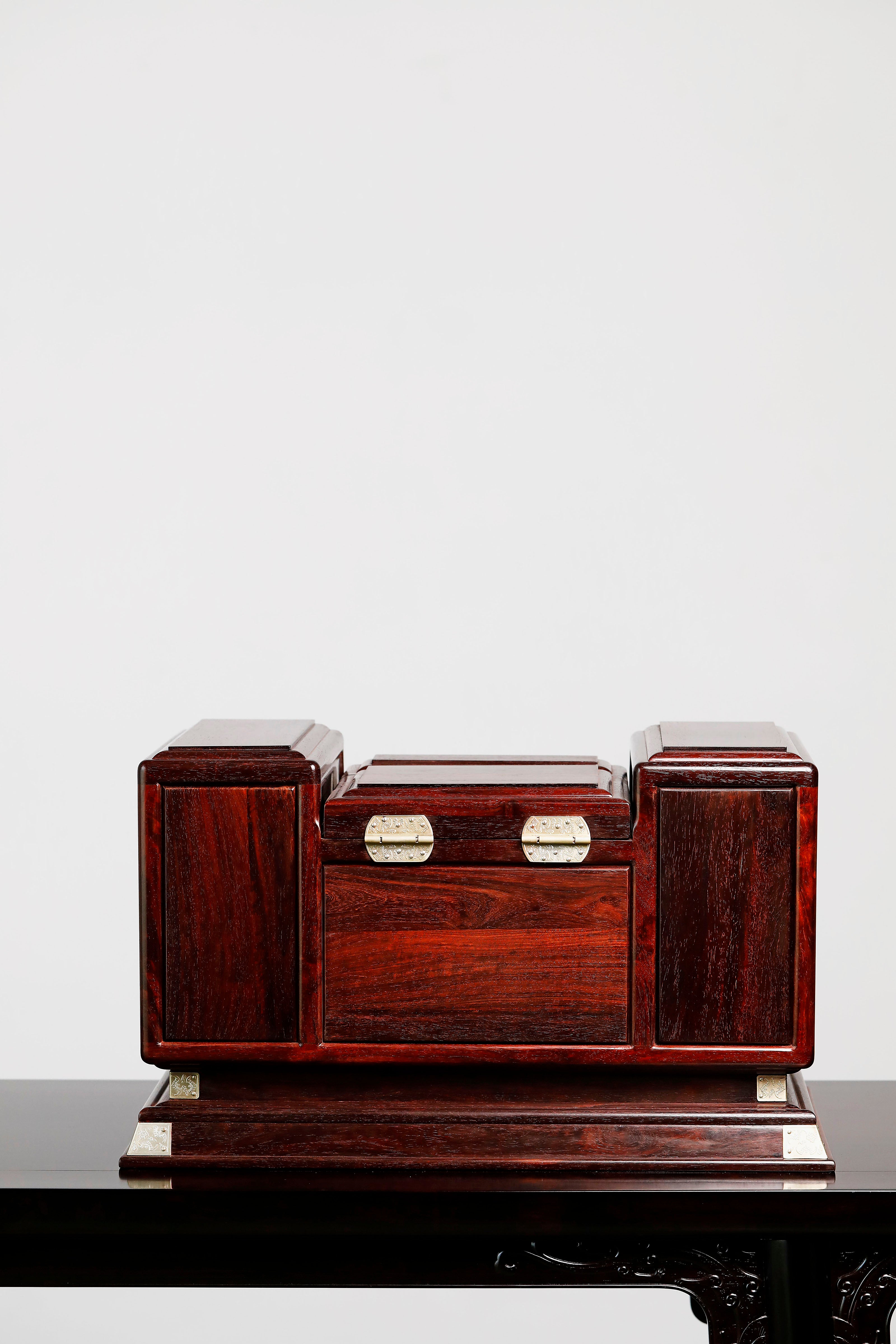 Small-leaf sandalwood jewelry dressing box