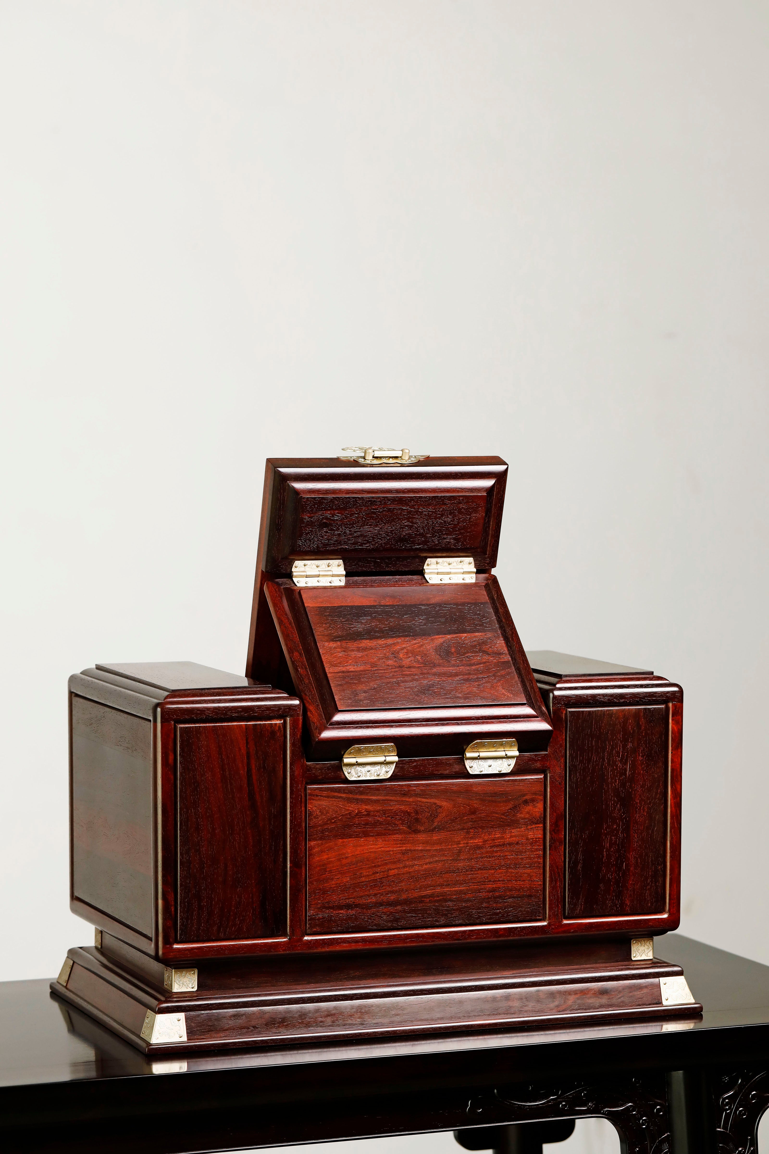 Small-leaf sandalwood jewelry dressing box