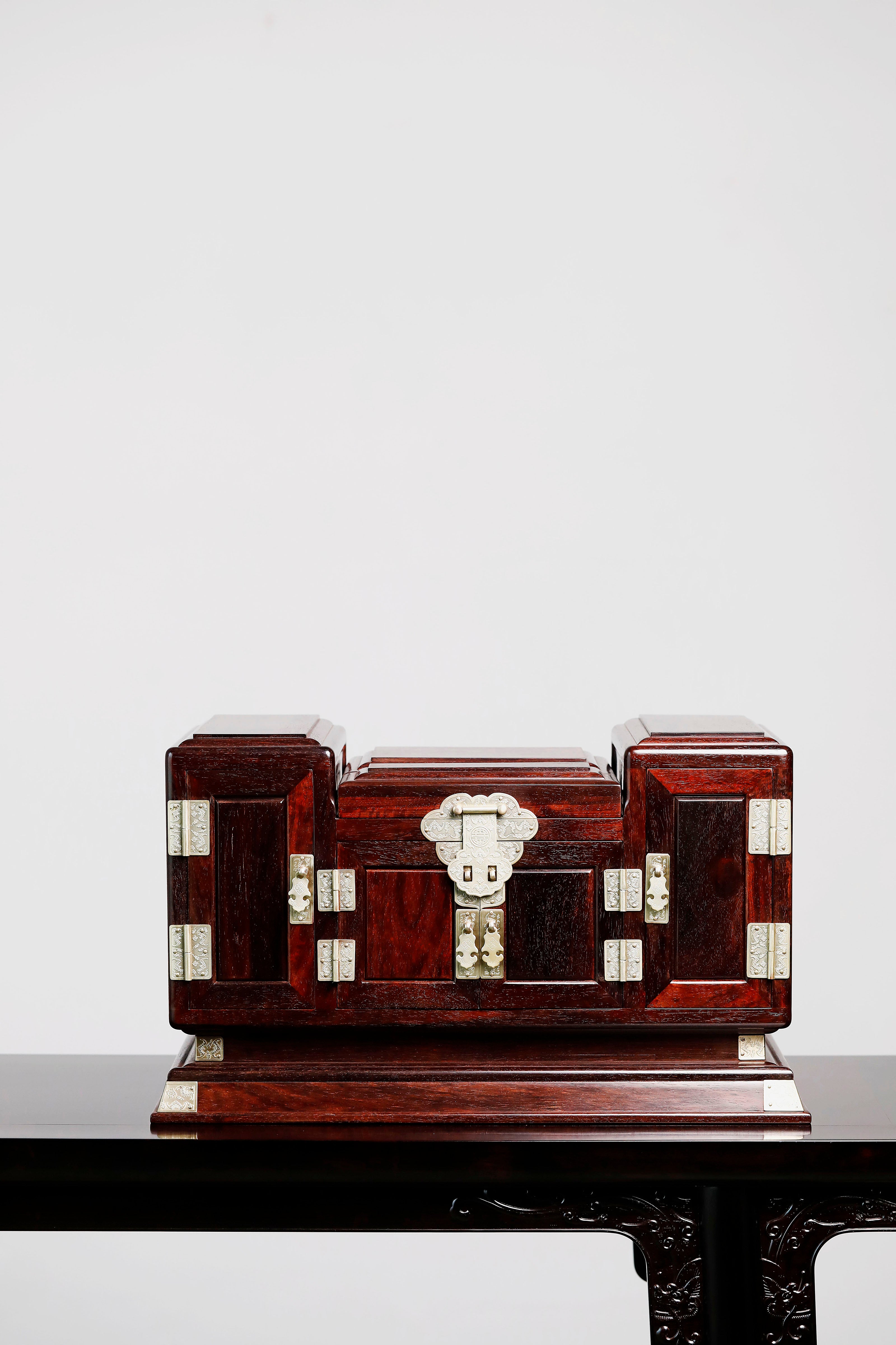 Small-leaf sandalwood jewelry dressing box