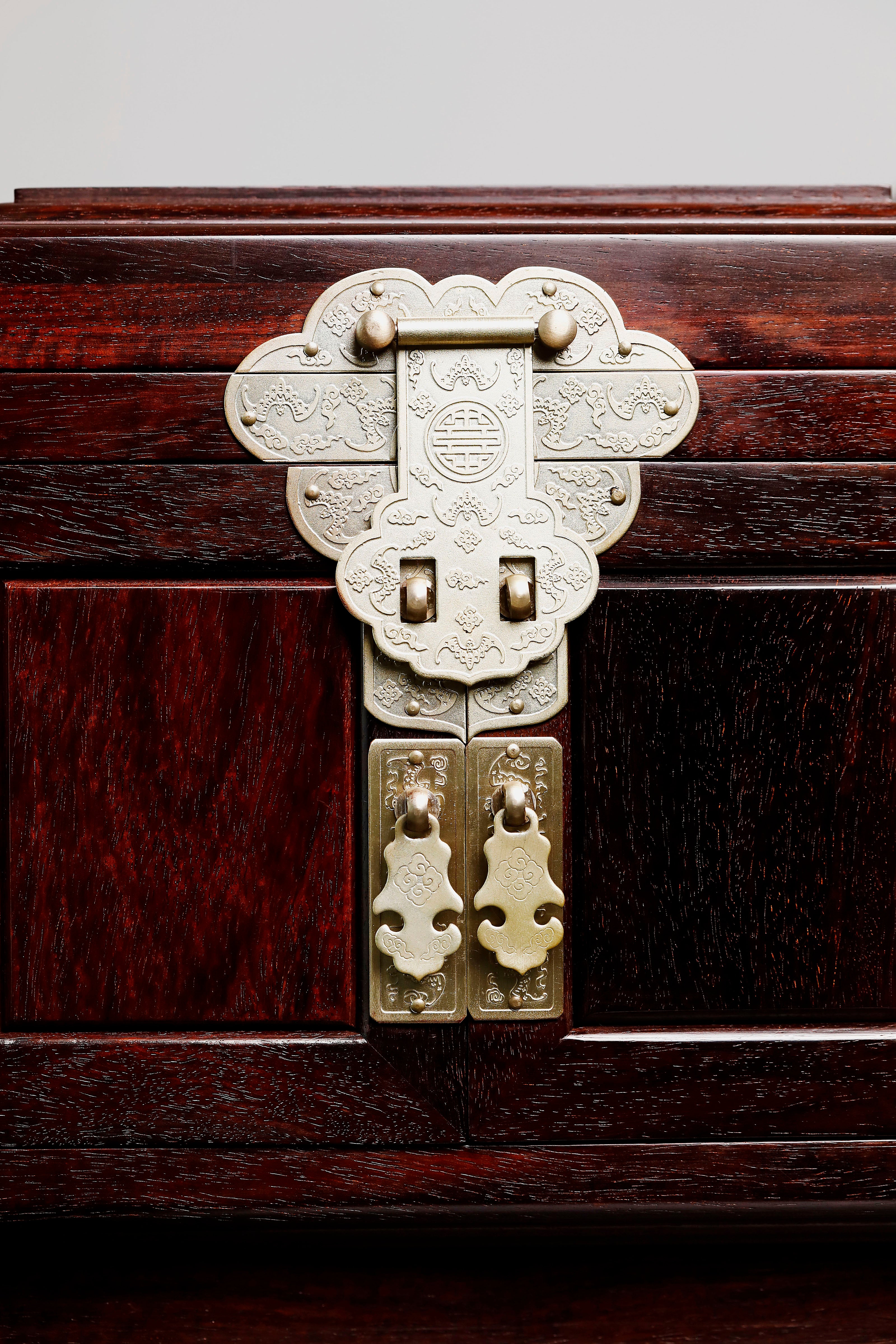 Small-leaf sandalwood jewelry dressing box