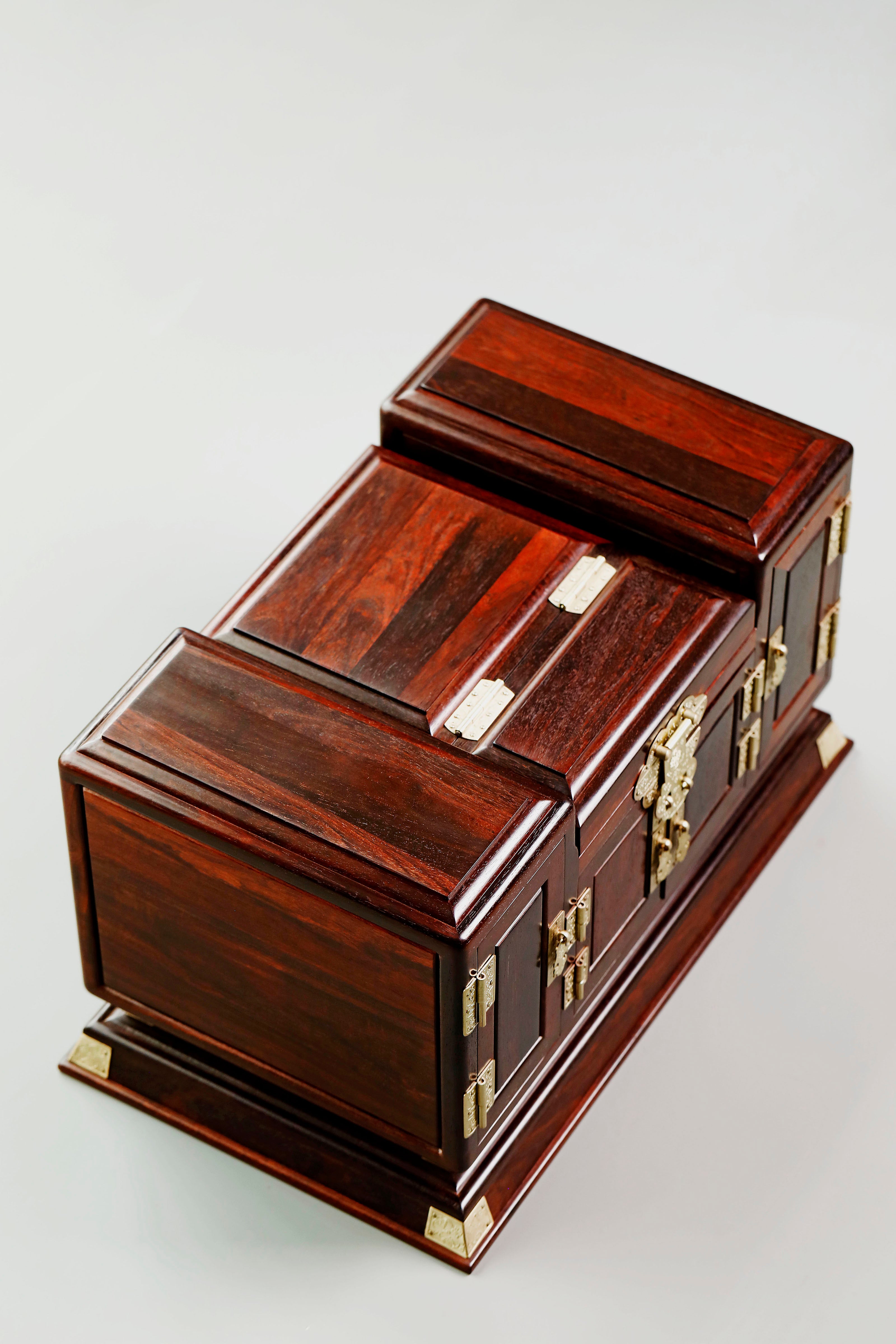 Small-leaf sandalwood jewelry dressing box