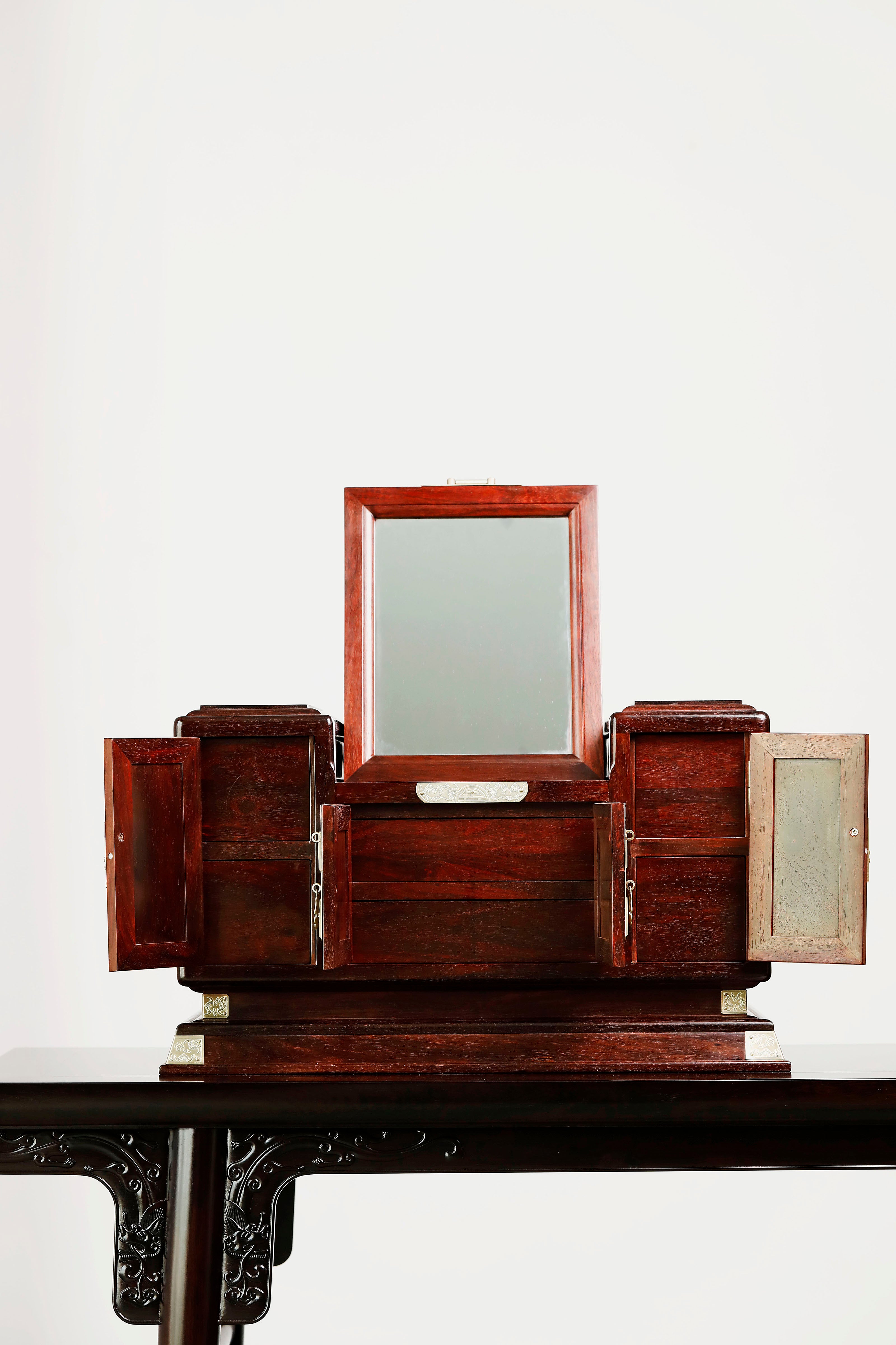 Small-leaf sandalwood jewelry dressing box