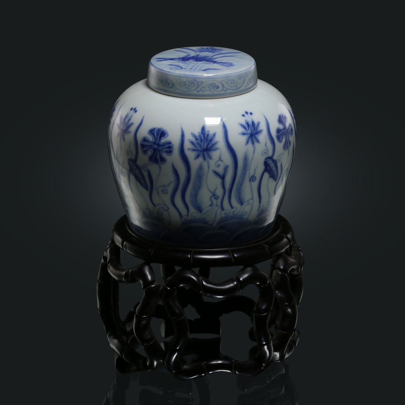 Blue and white algae pattern tea caddy