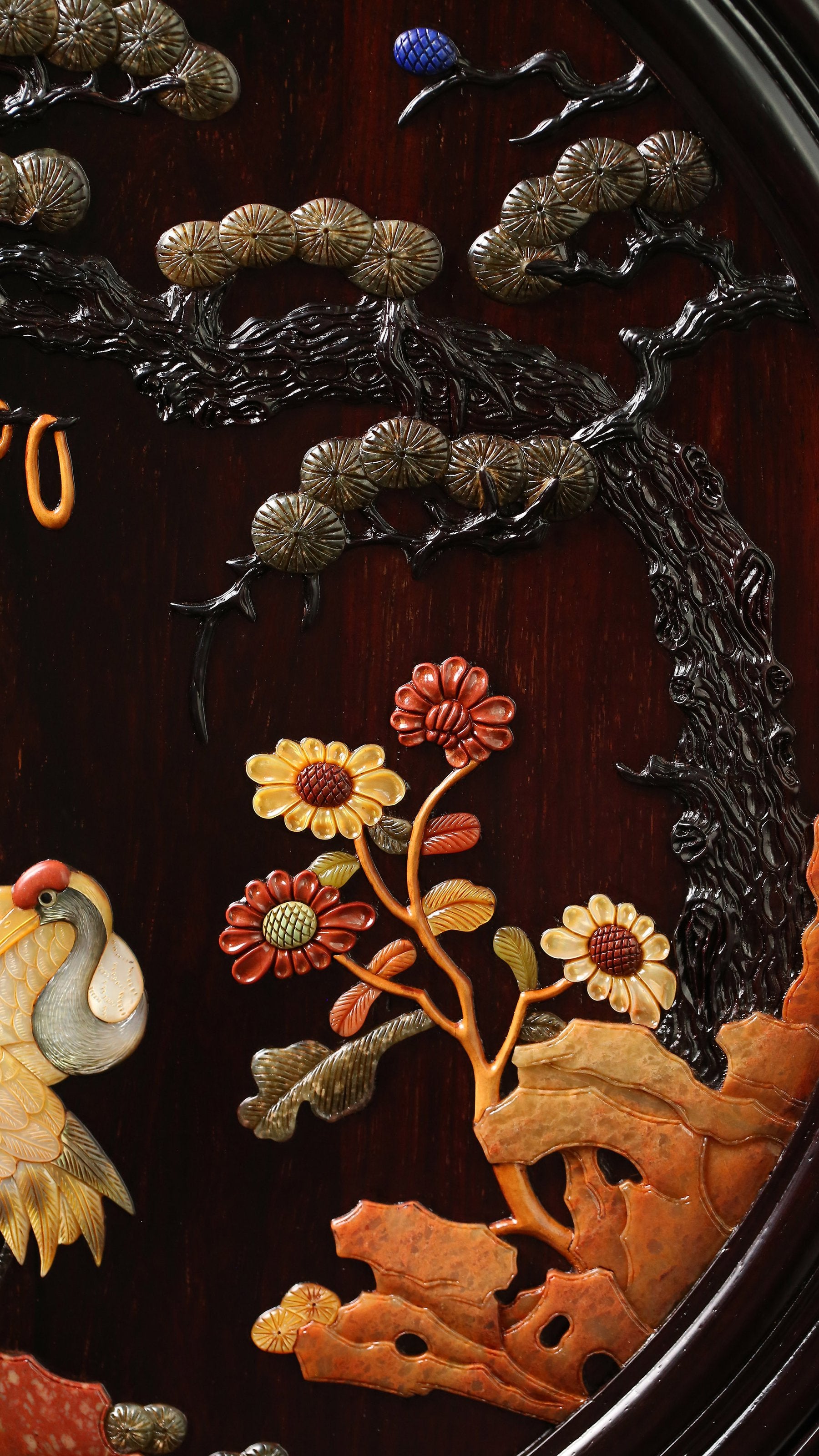 Large-leaf sandalwood inlaid round screen with pine and crane motifs for longevity