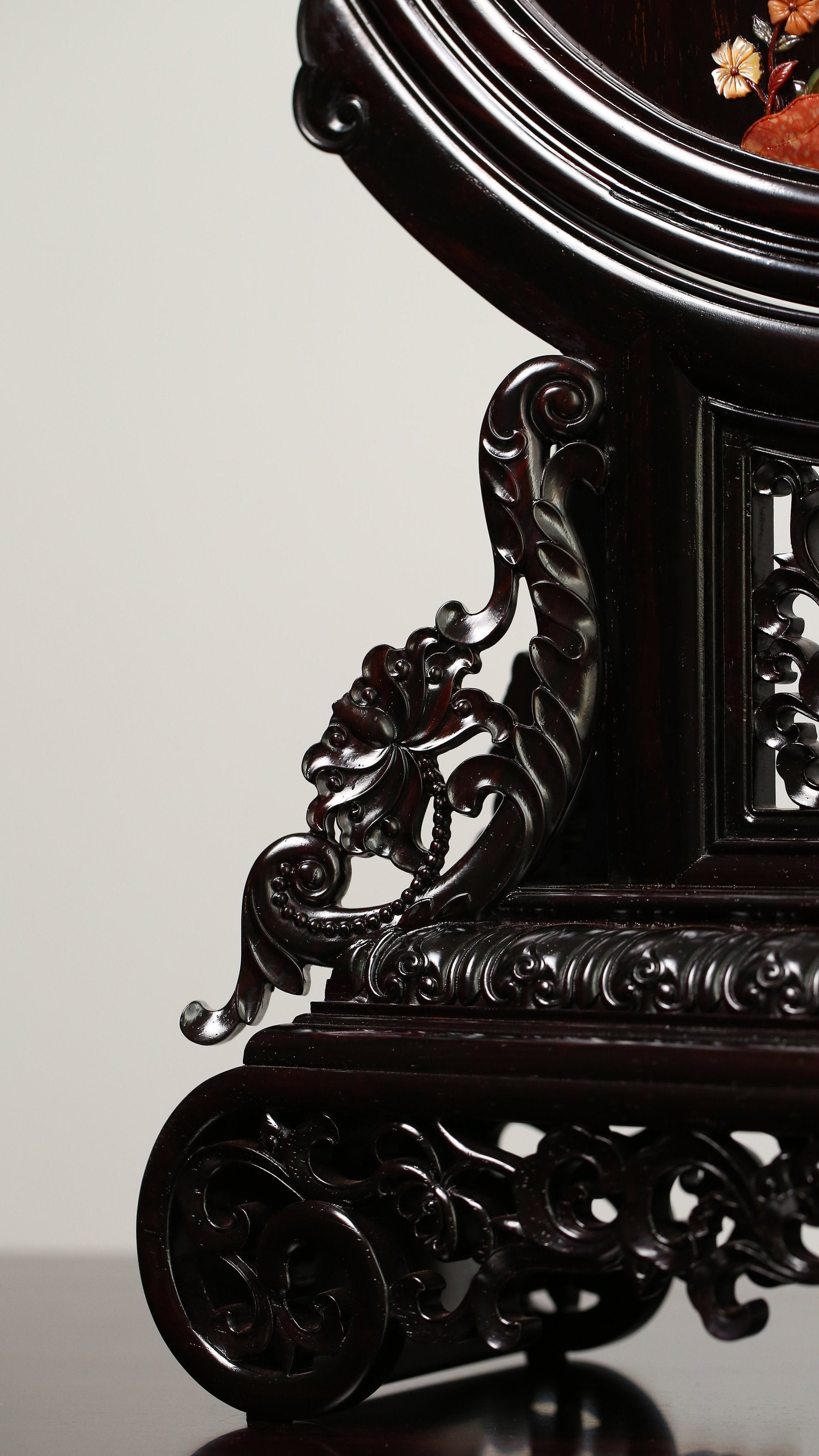 Large-leaf sandalwood inlaid round screen with pine and crane motifs for longevity