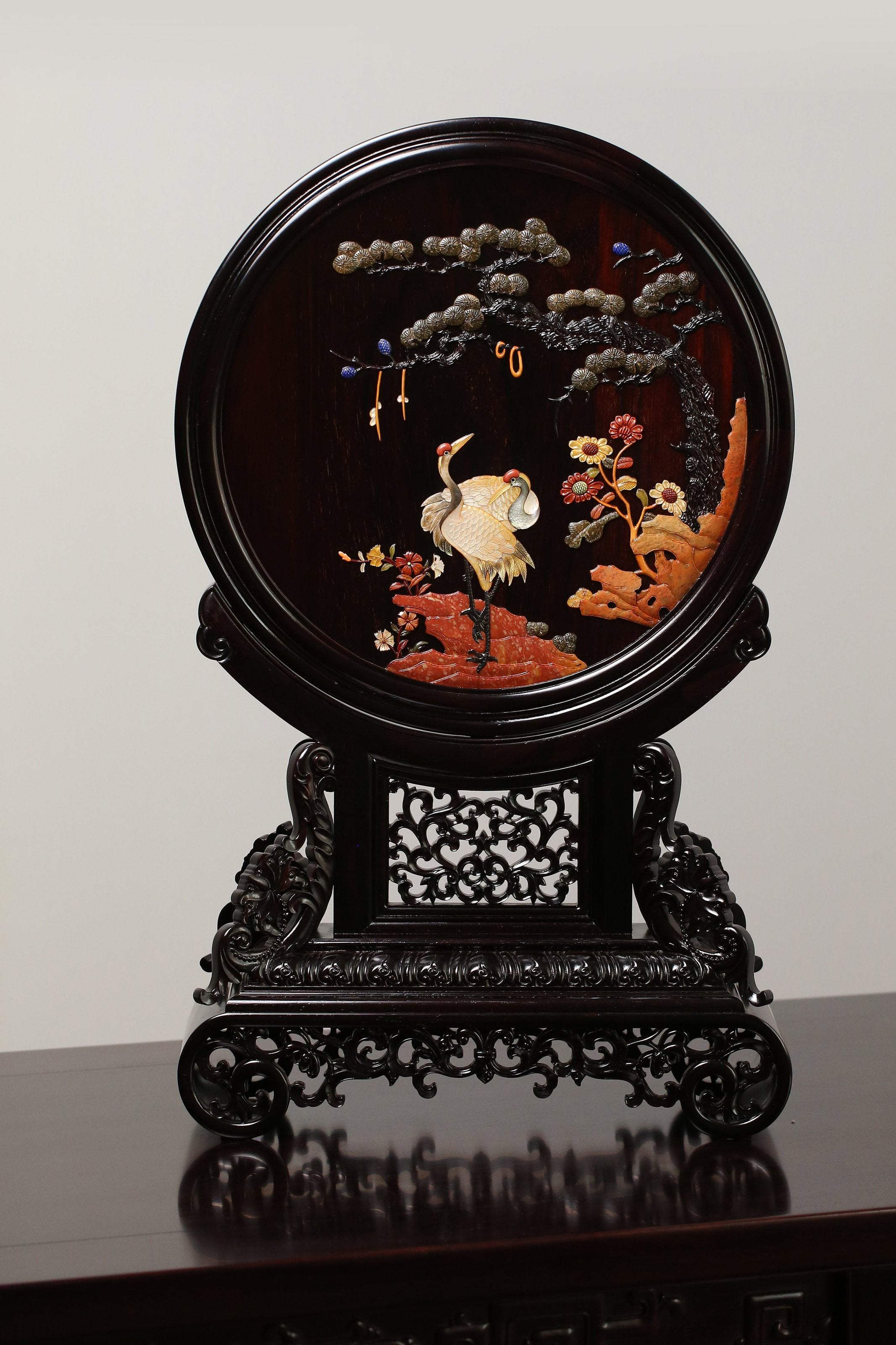 Large-leaf sandalwood inlaid round screen with pine and crane motifs for longevity
