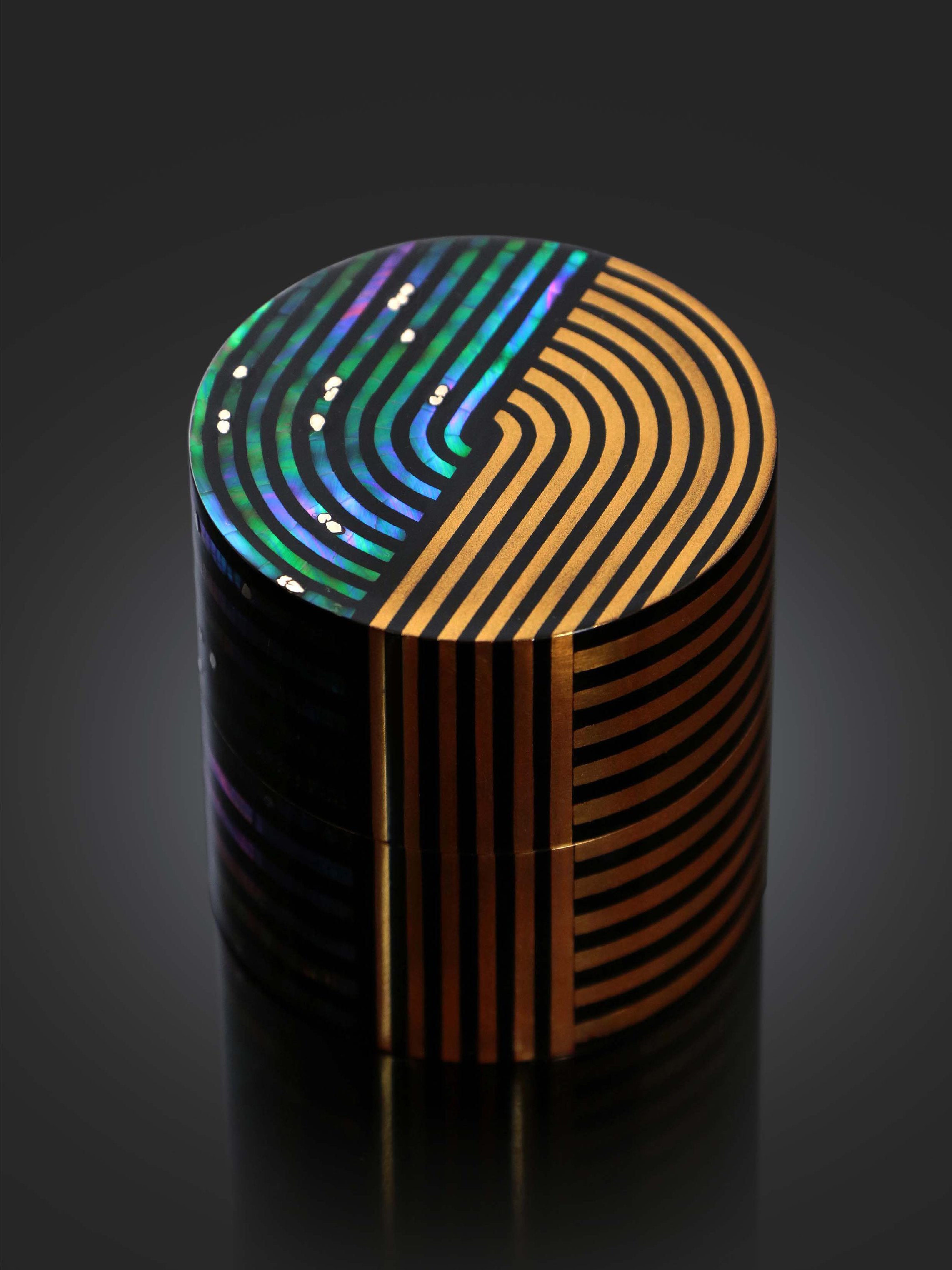 Shell-inlaid gilded tea canister