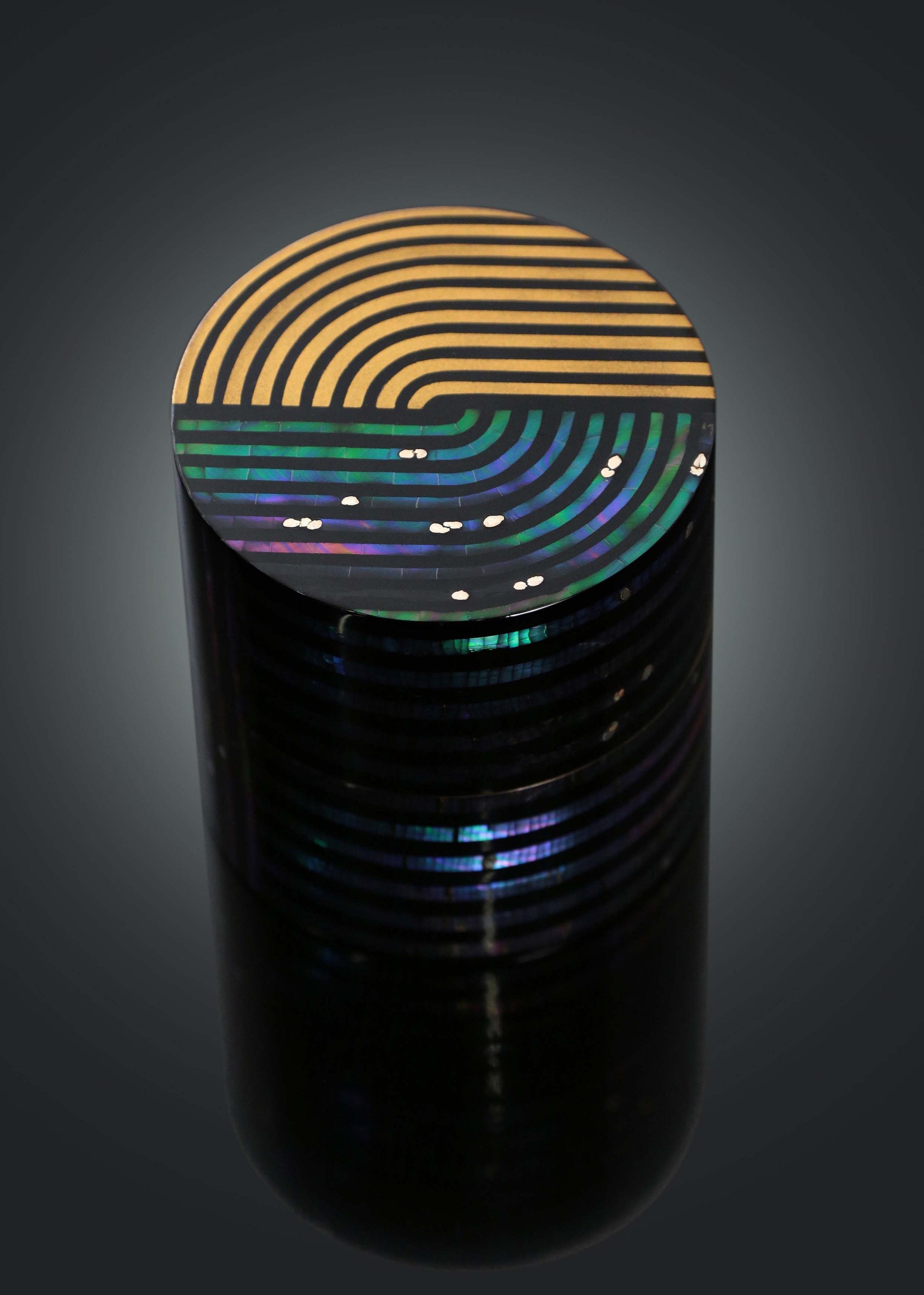 Shell-inlaid gilded tea canister