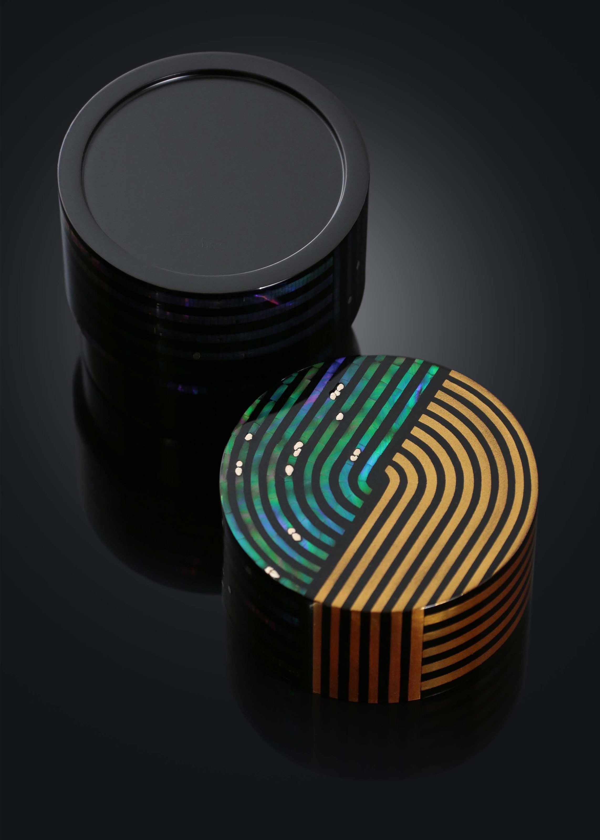 Shell-inlaid gilded tea canister