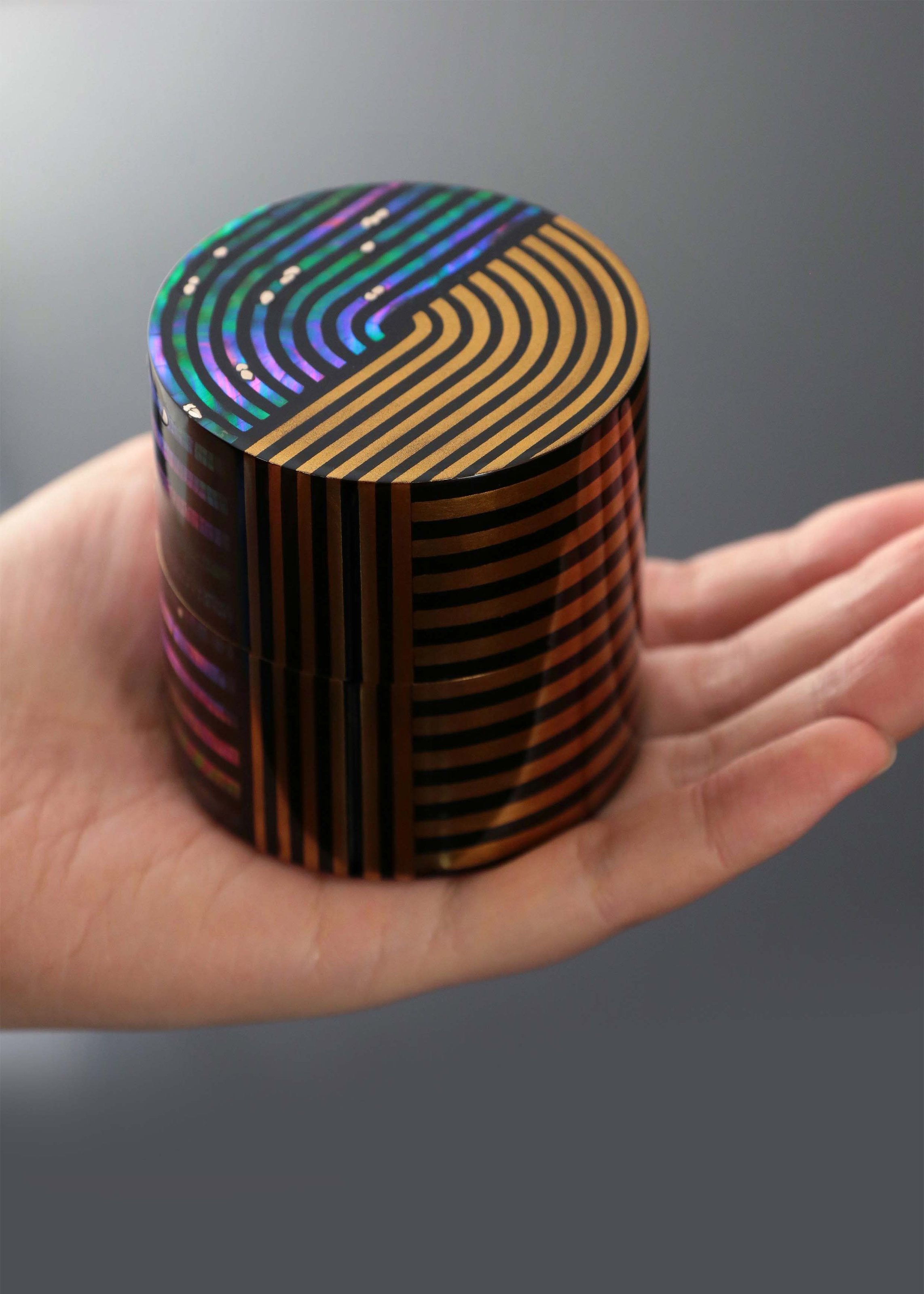 Shell-inlaid gilded tea canister