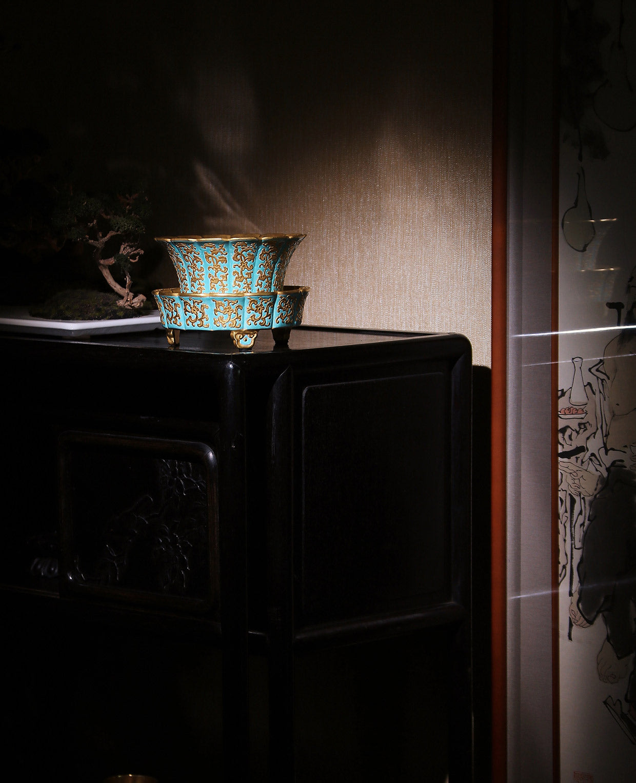 Qianlong Turquoise Ground Gold-Painted Clover Pattern Flower-Shaped Basin with Stand