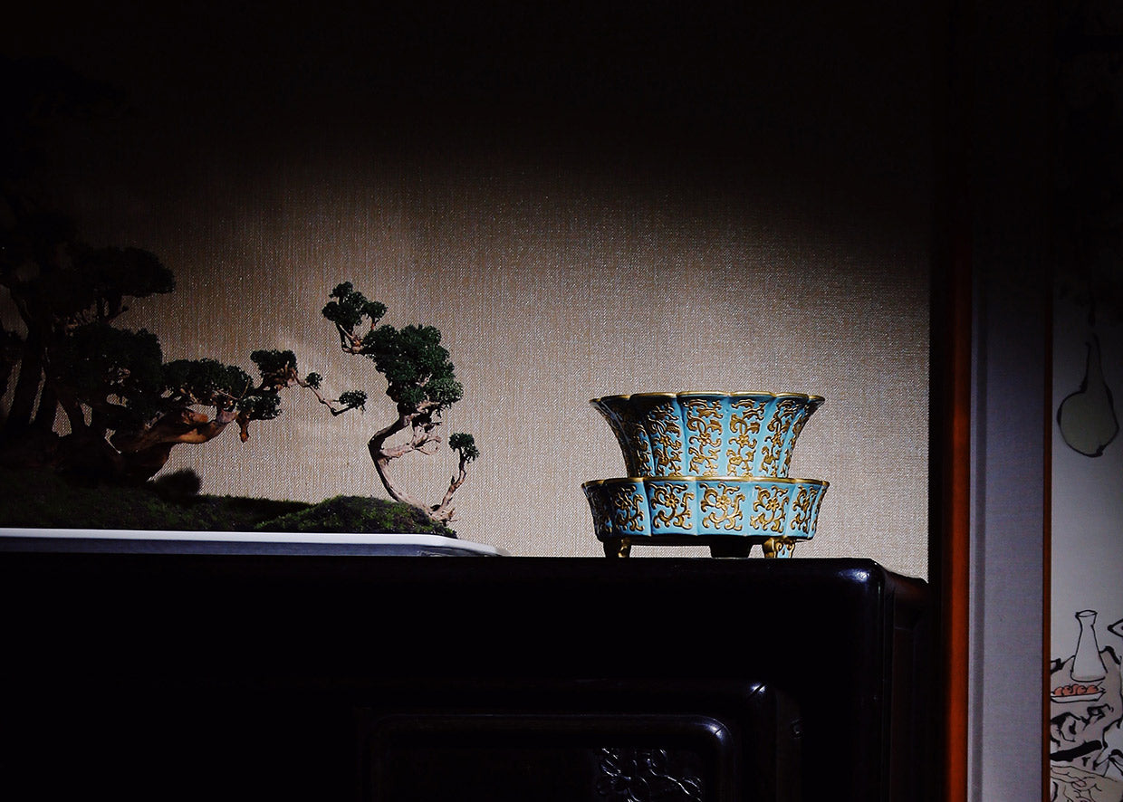 Qianlong Turquoise Ground Gold-Painted Clover Pattern Flower-Shaped Basin with Stand