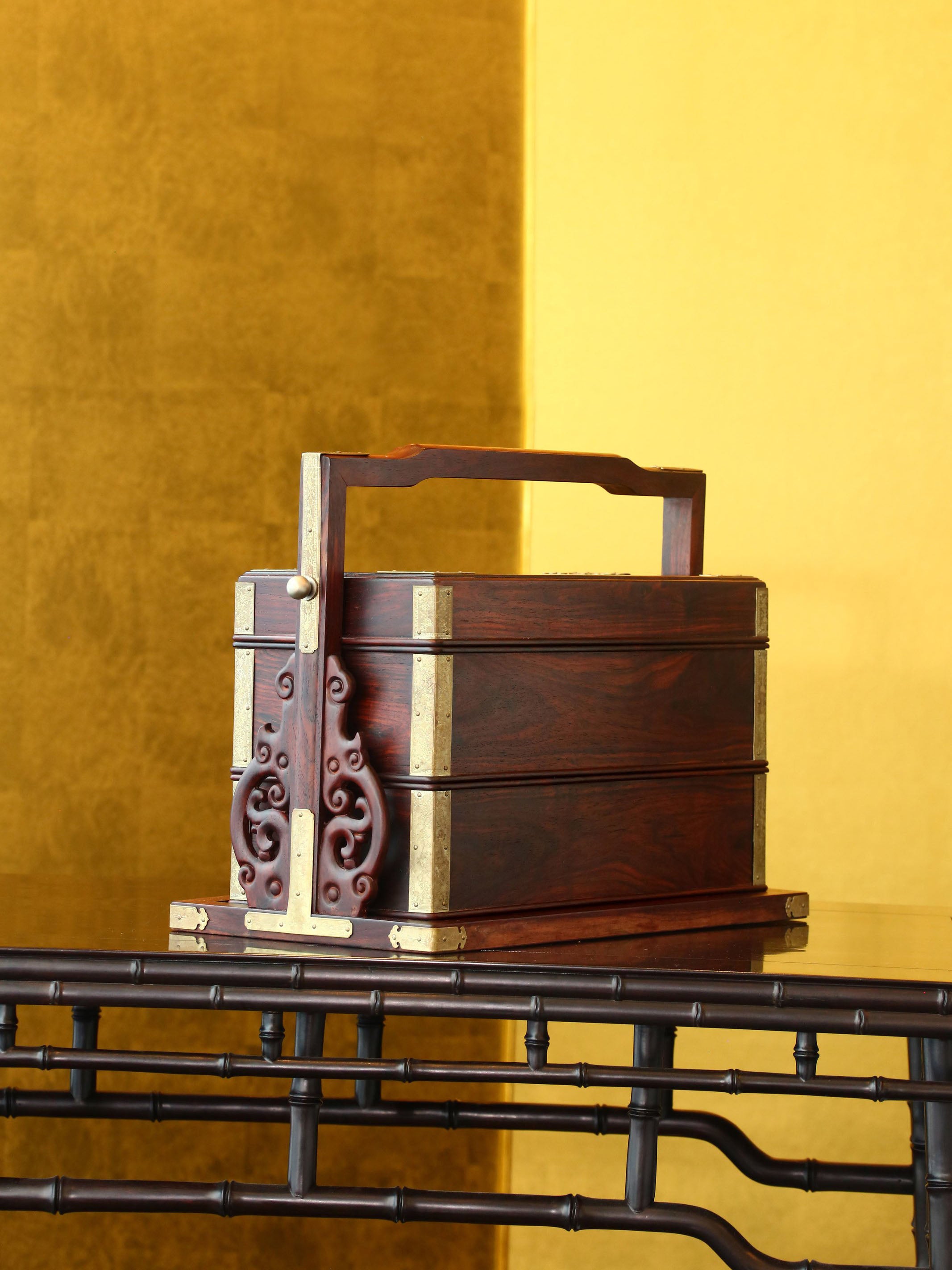 Double-layered carrying box with dragon-shaped pillar made of Dalbergia cochinchinensis