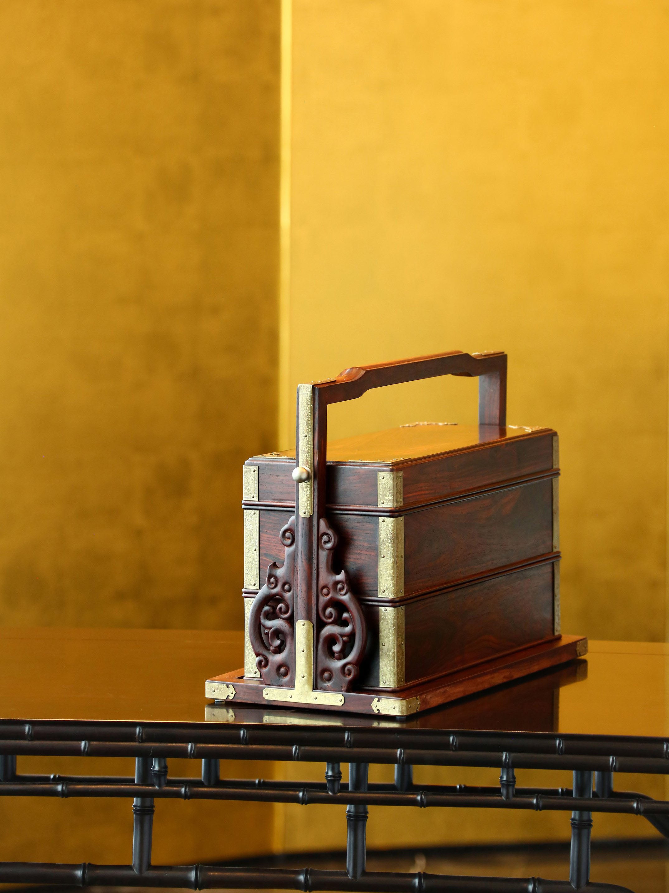 Double-layered carrying box with dragon-shaped pillar made of Dalbergia cochinchinensis