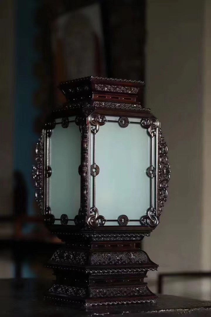 Small-leaf sandalwood table lamp