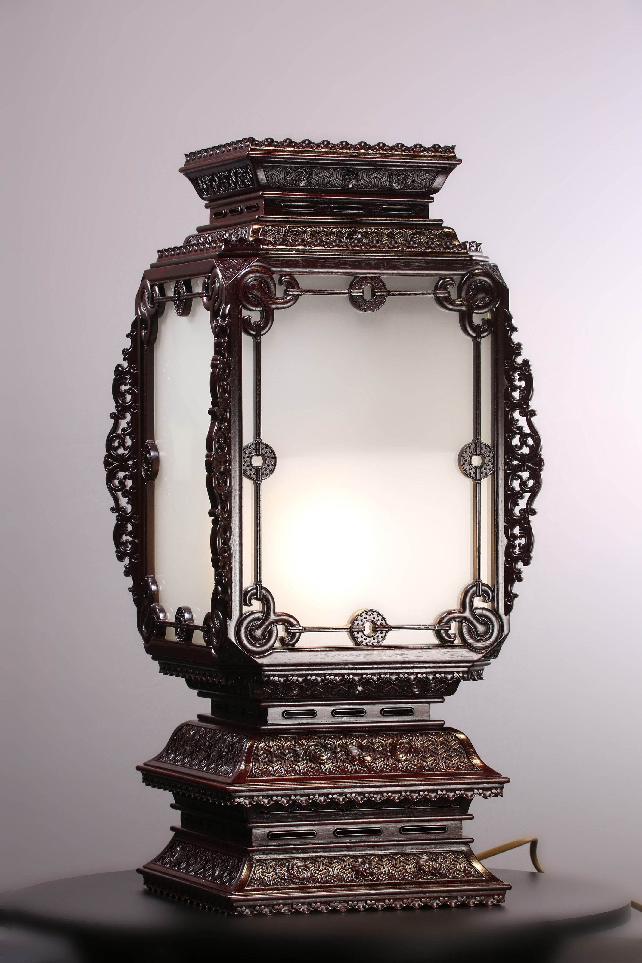 Small-leaf sandalwood table lamp