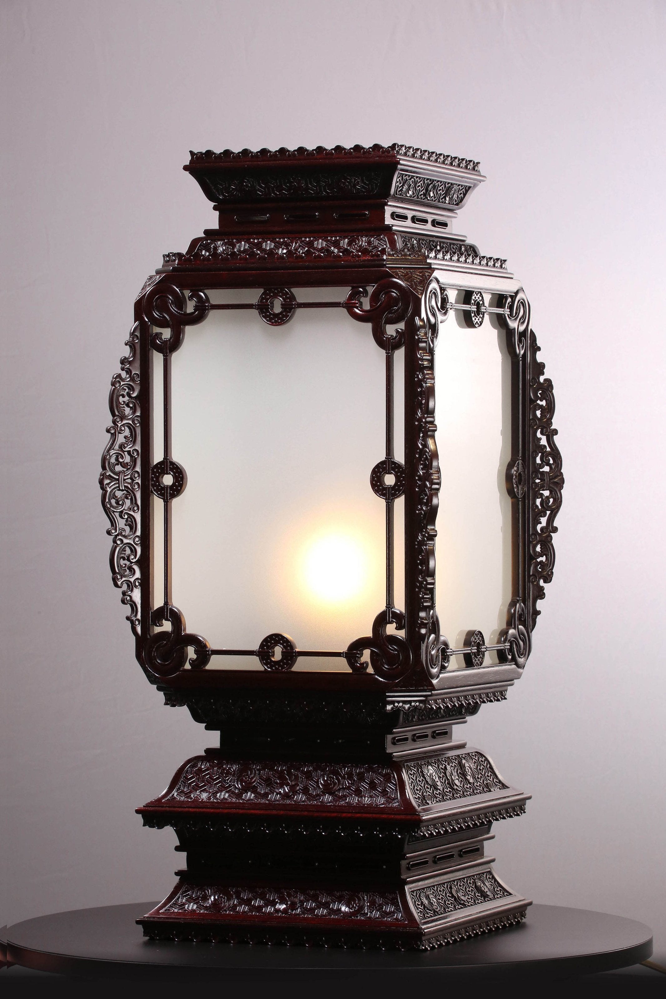 Small-leaf sandalwood table lamp