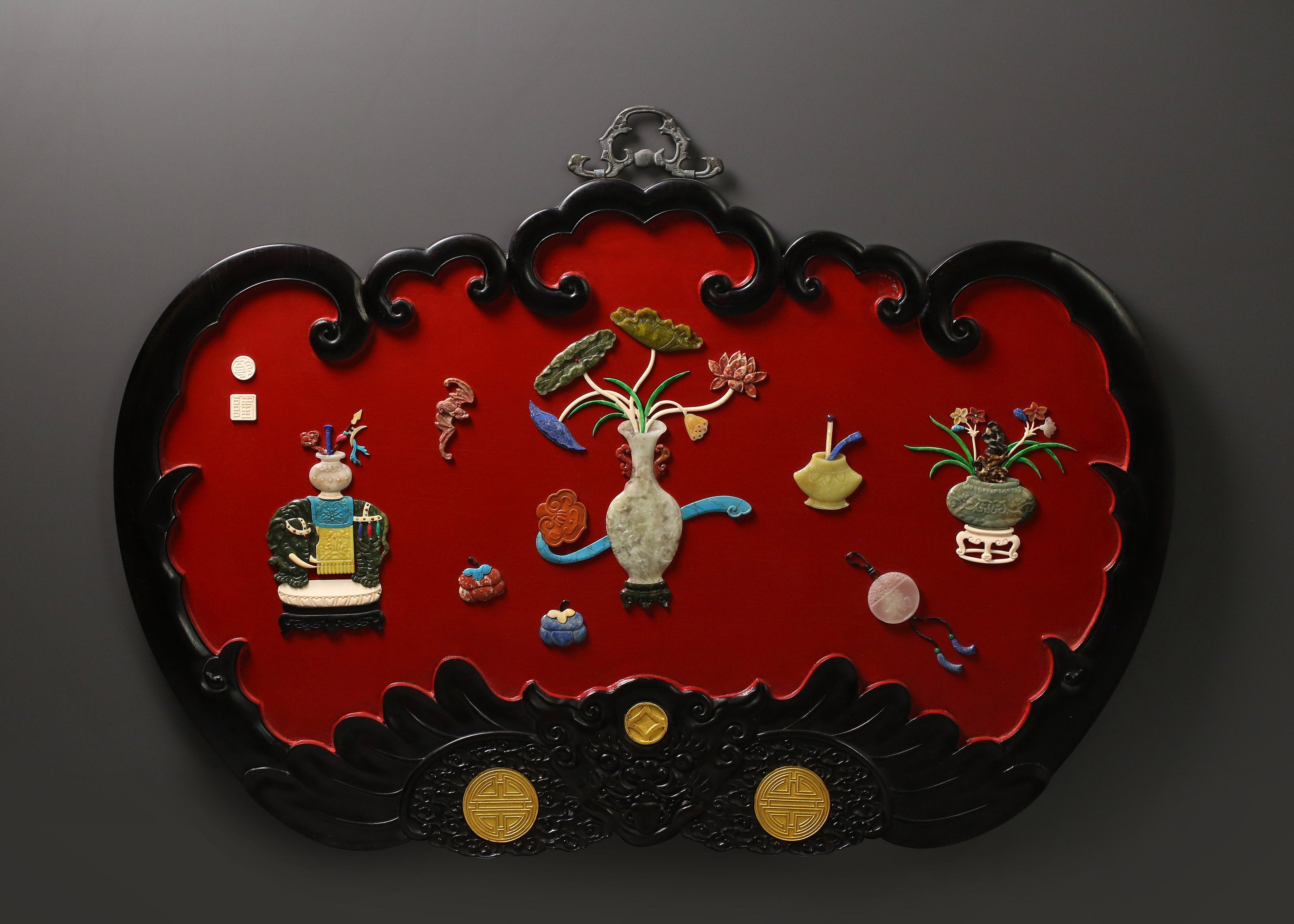 A hanging screen inlaid with precious stones, symbolizing peace and prosperity.