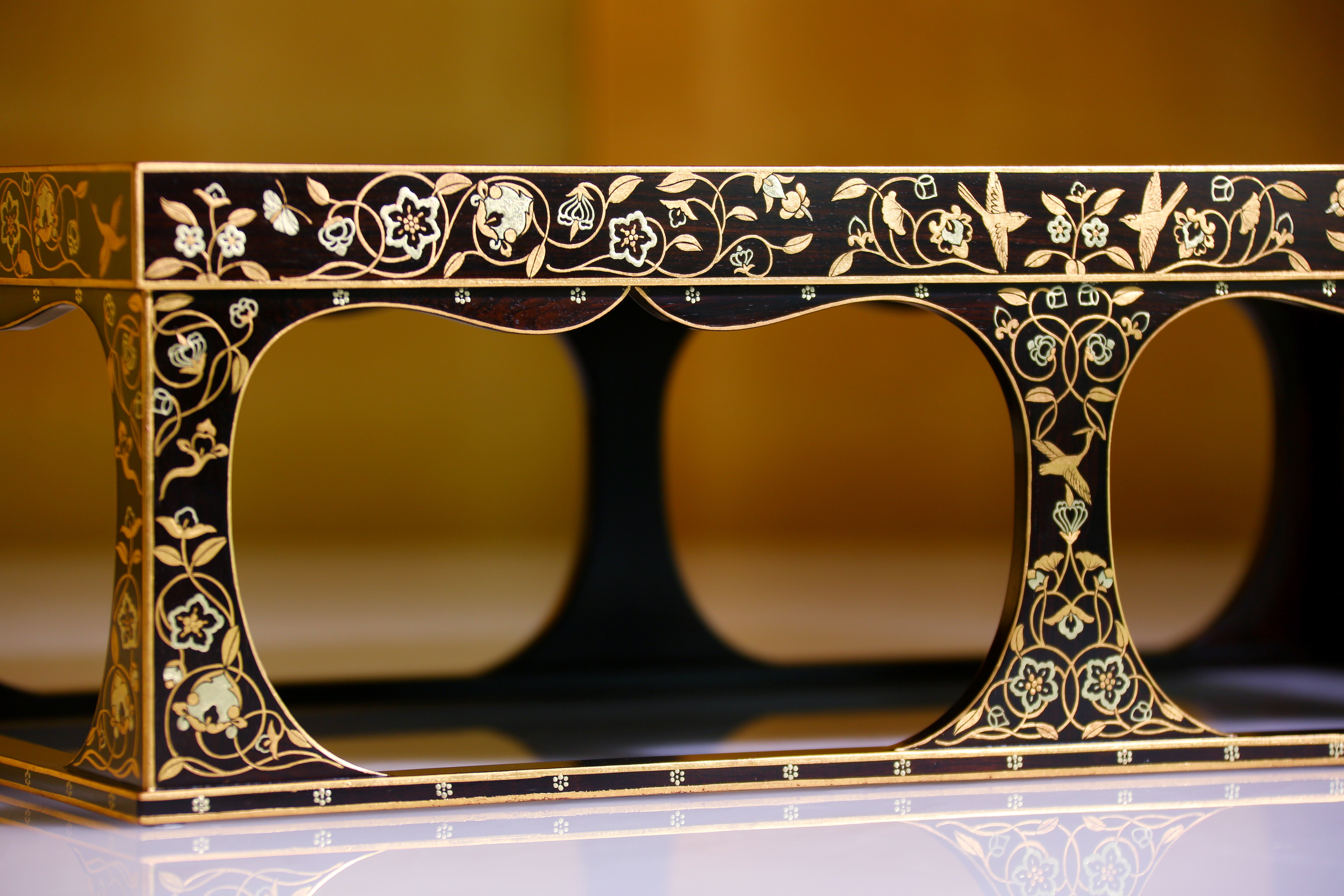 Replica of Tang Dynasty gold-painted tea tray