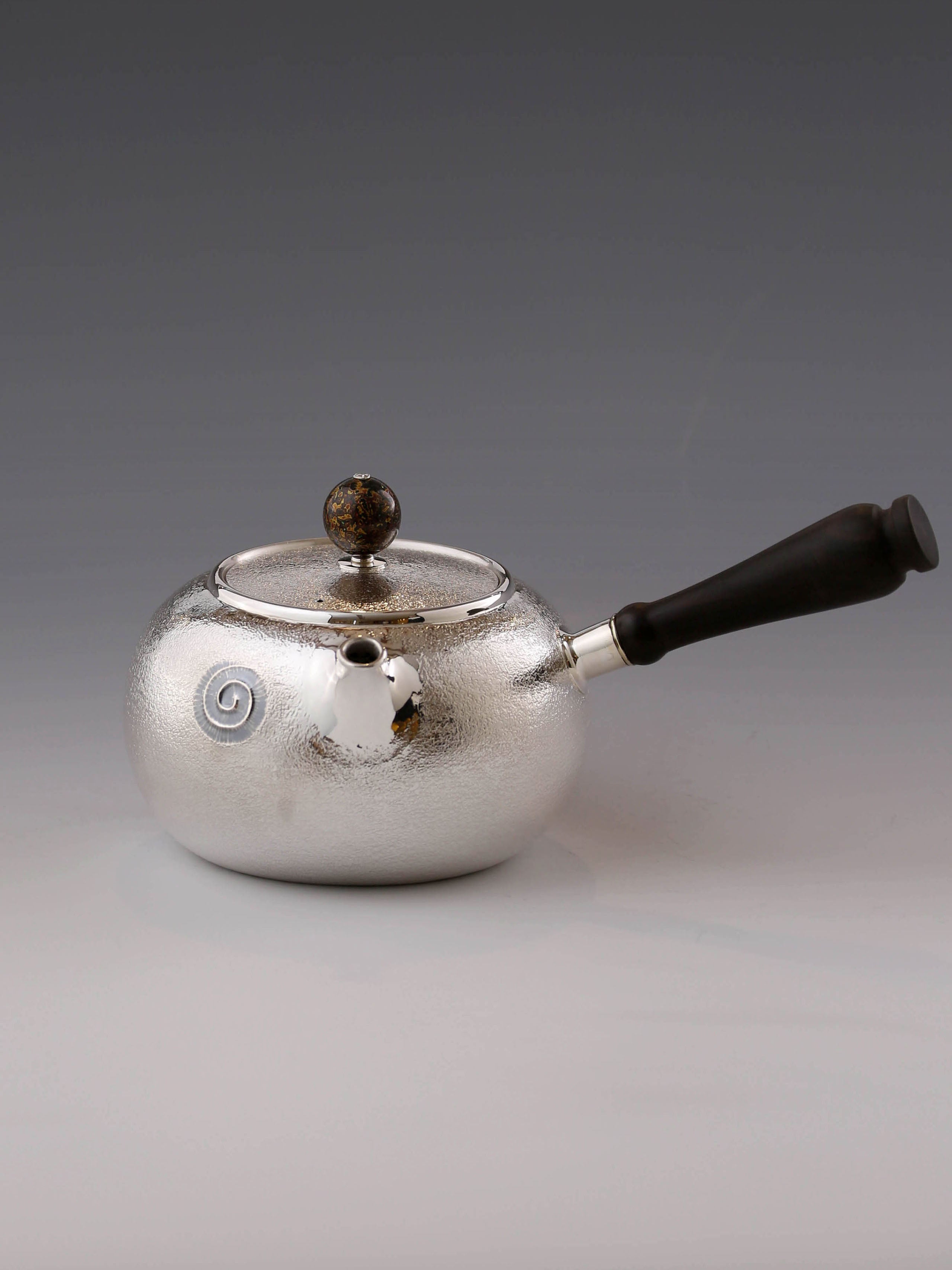 Listening to Snow Side Handle Silver Pot