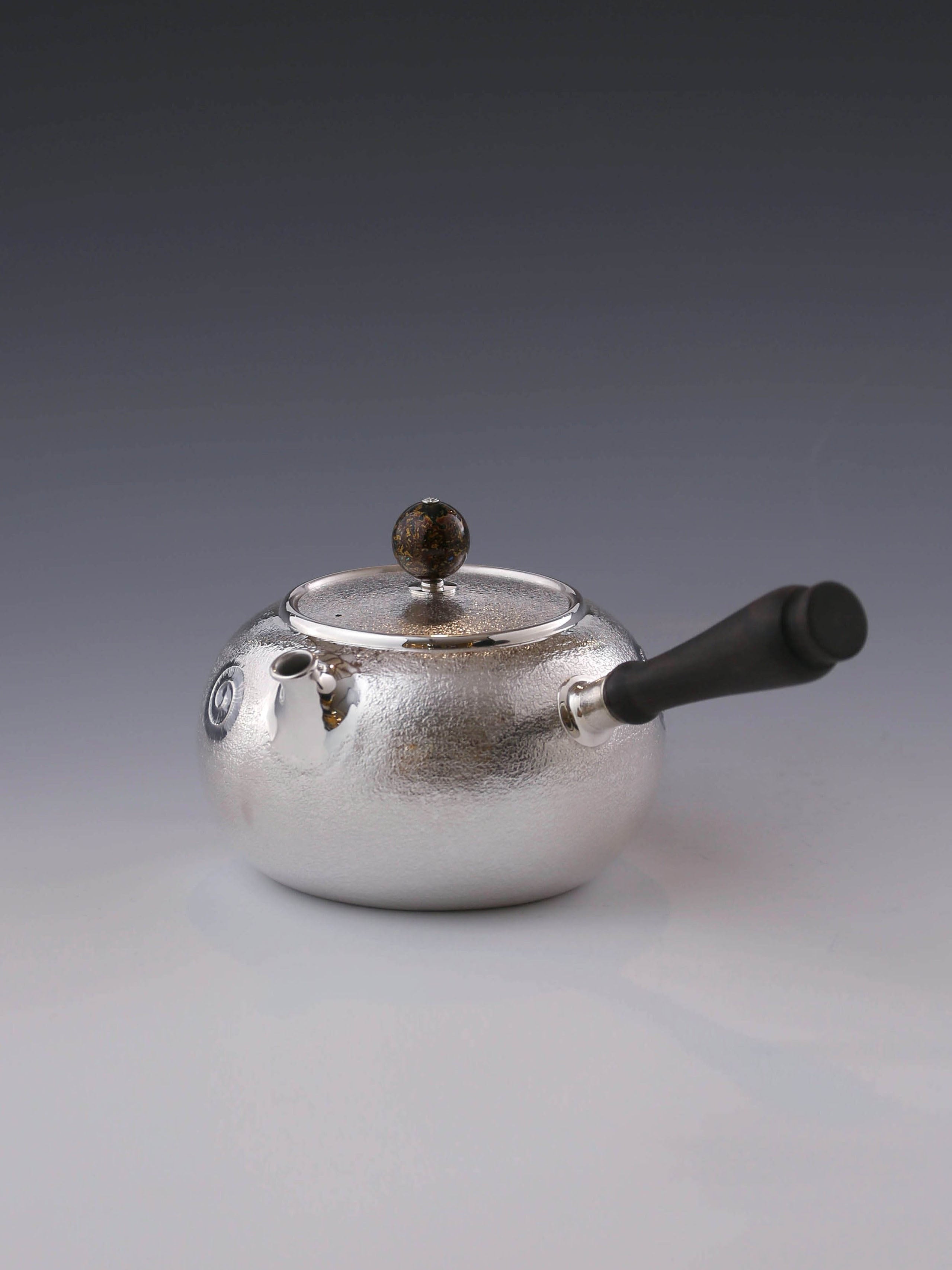 Listening to Snow Side Handle Silver Pot