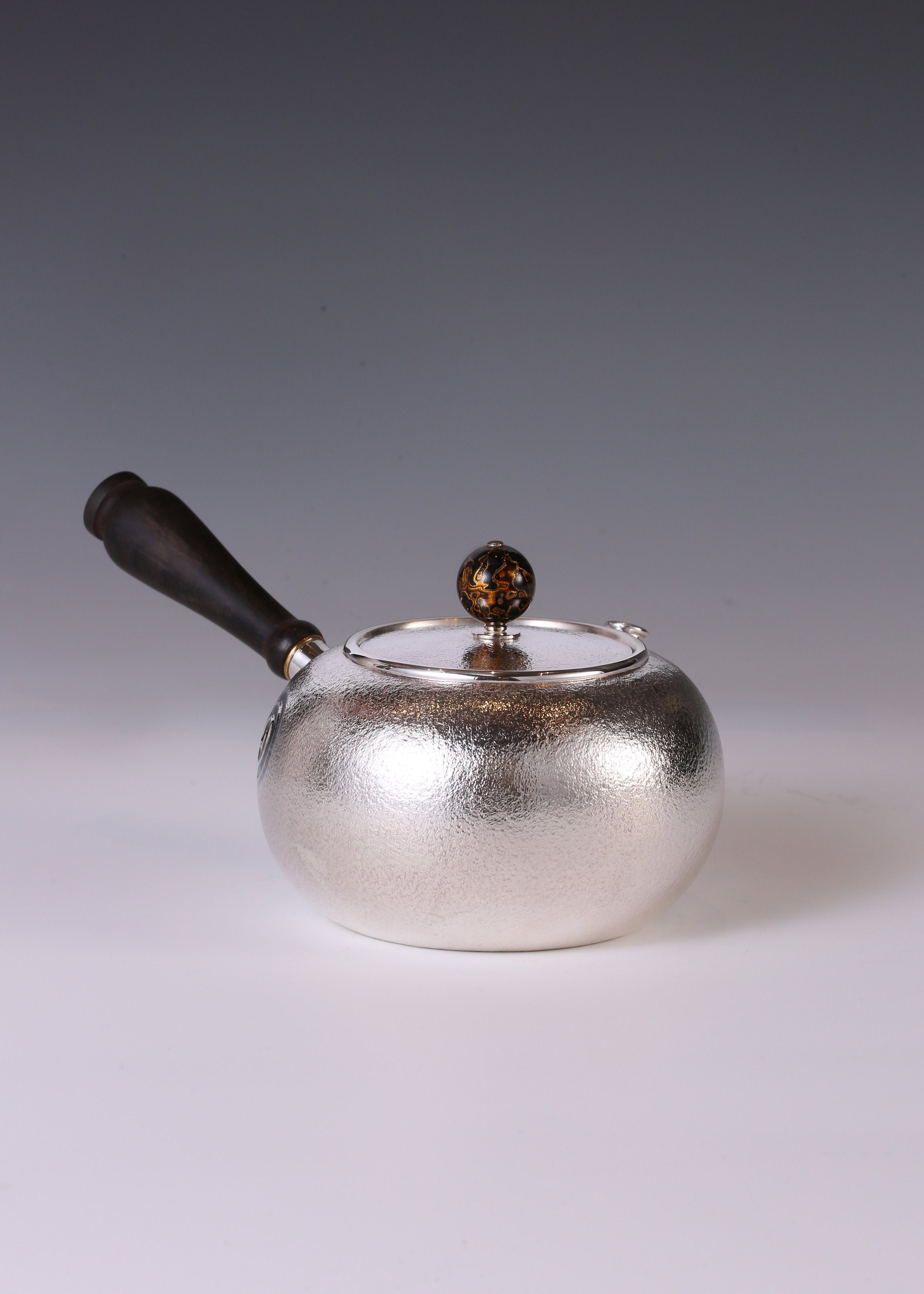 Listening to Snow Side Handle Silver Pot