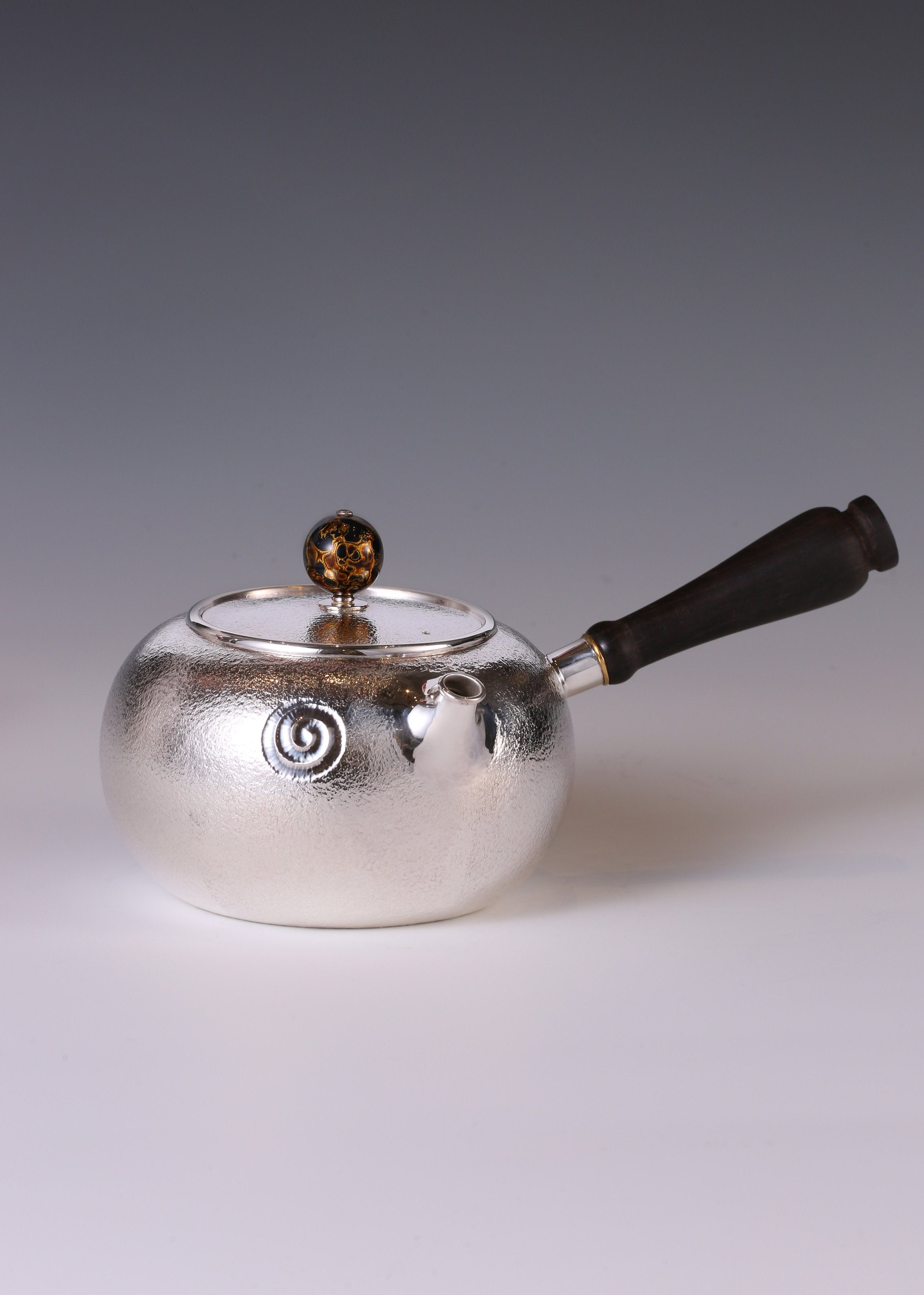 Listening to Snow Side Handle Silver Pot