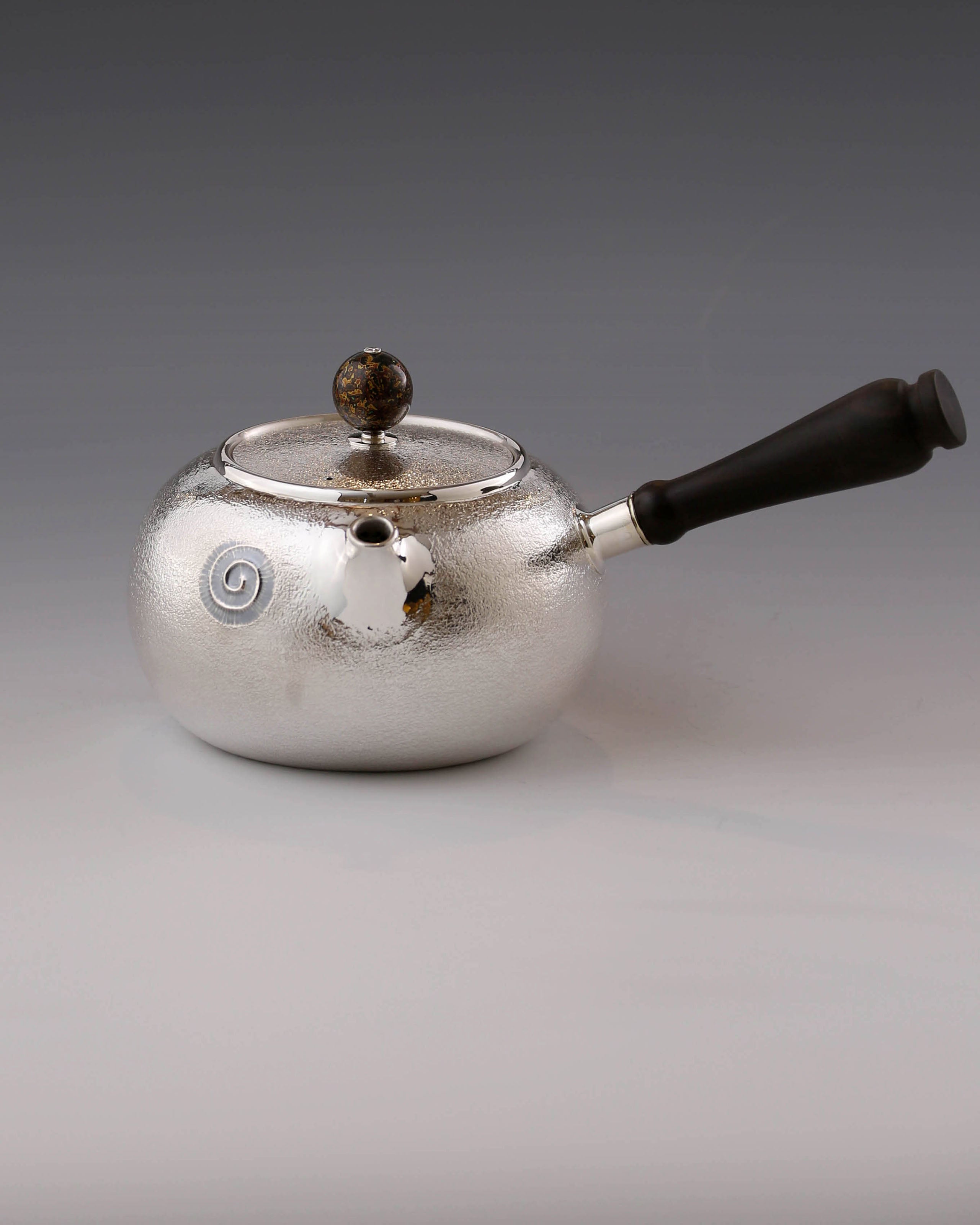 Listening to Snow Side Handle Silver Pot