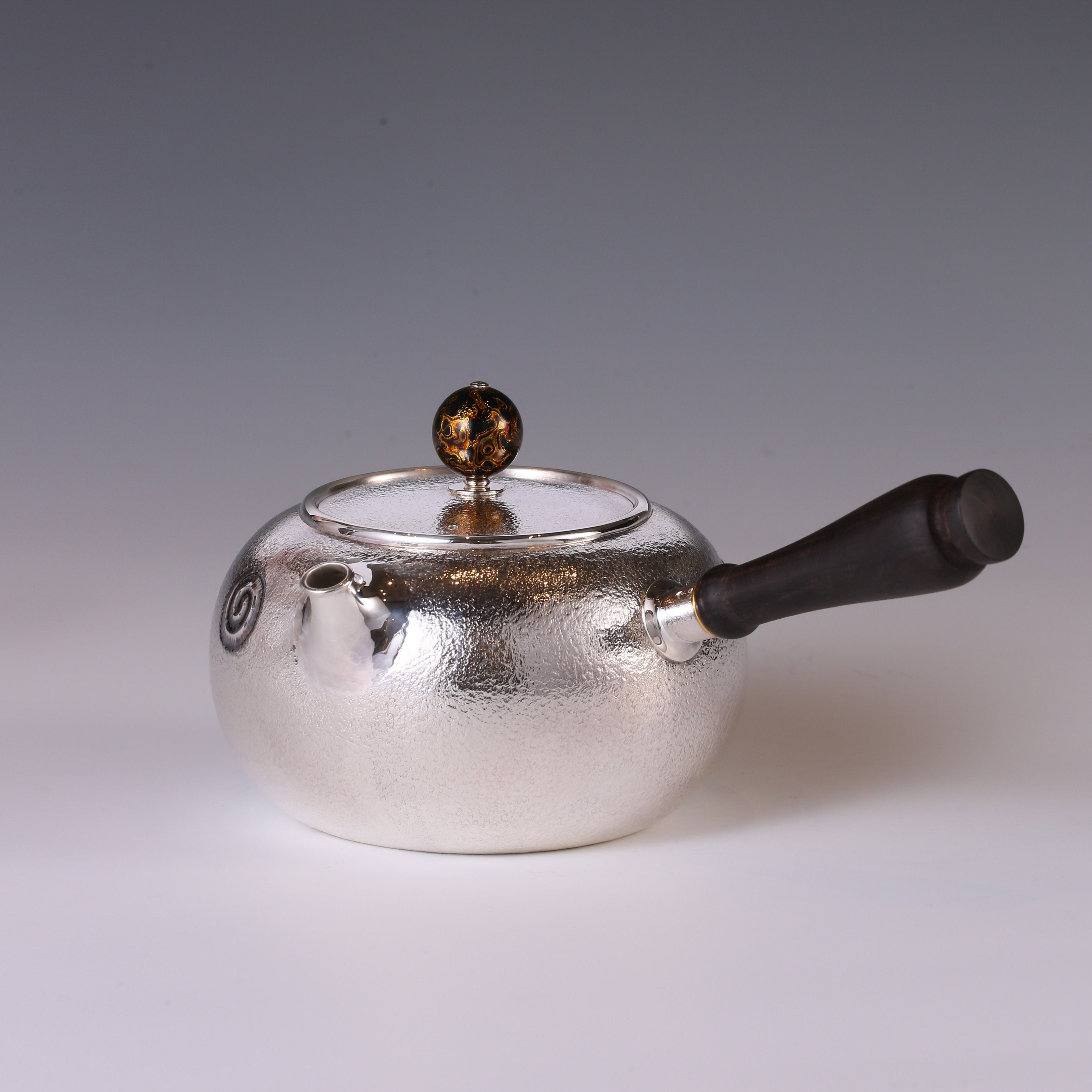 Listening to Snow Side Handle Silver Pot