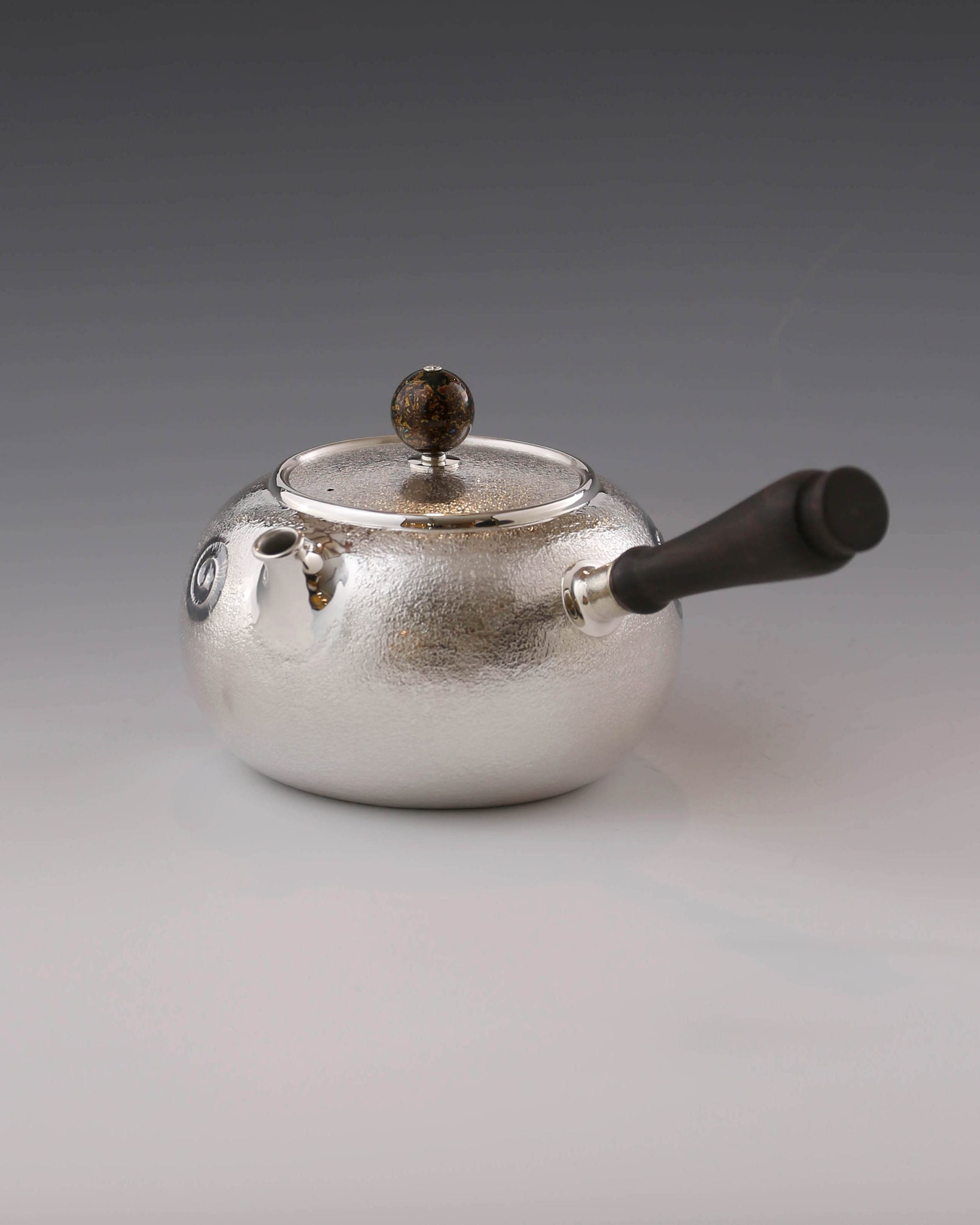 Listening to Snow Side Handle Silver Pot