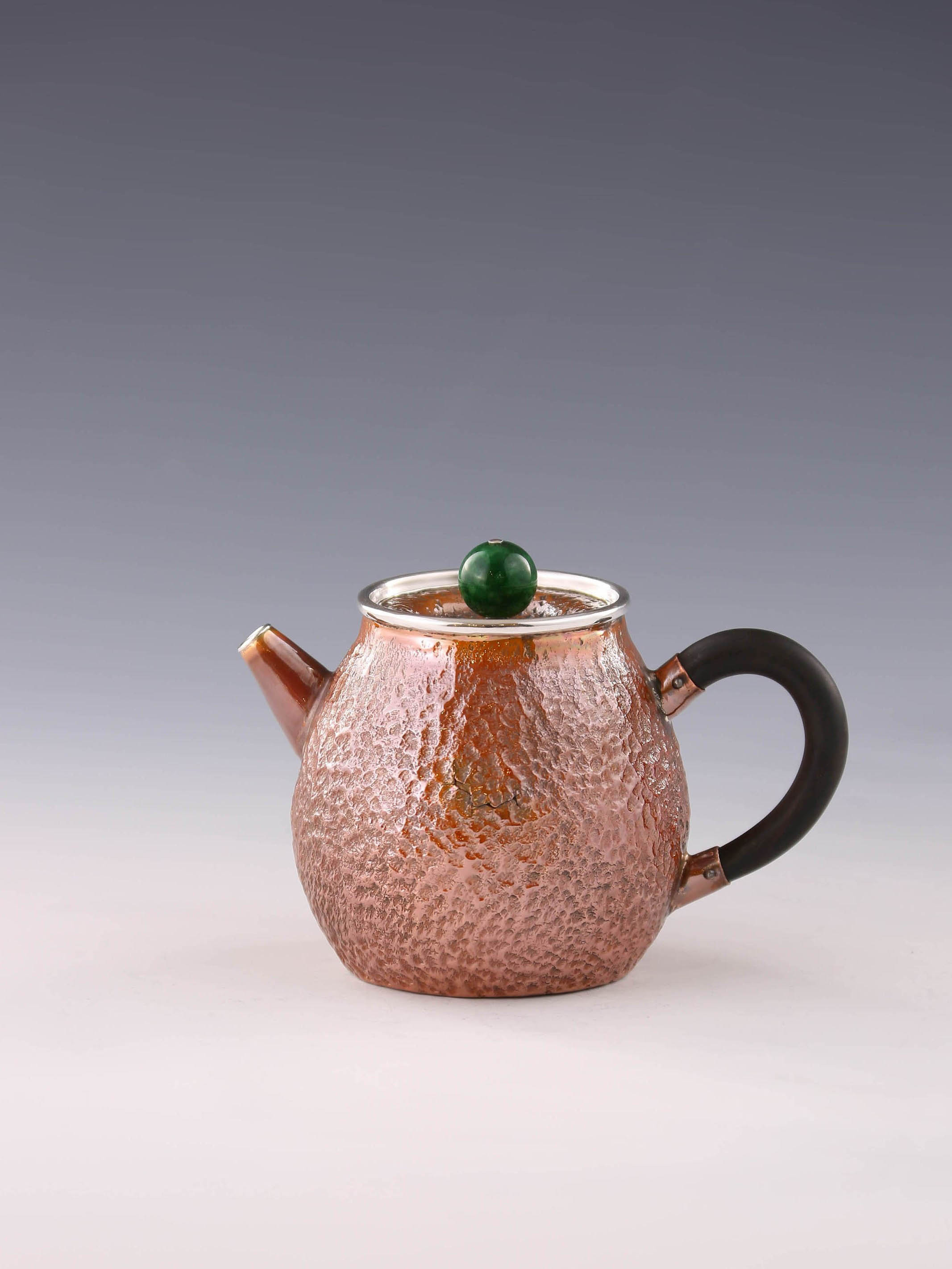 Hong Jike, an inheritor of the intangible cultural heritage, makes copper-plated silver dragon egg teapots.