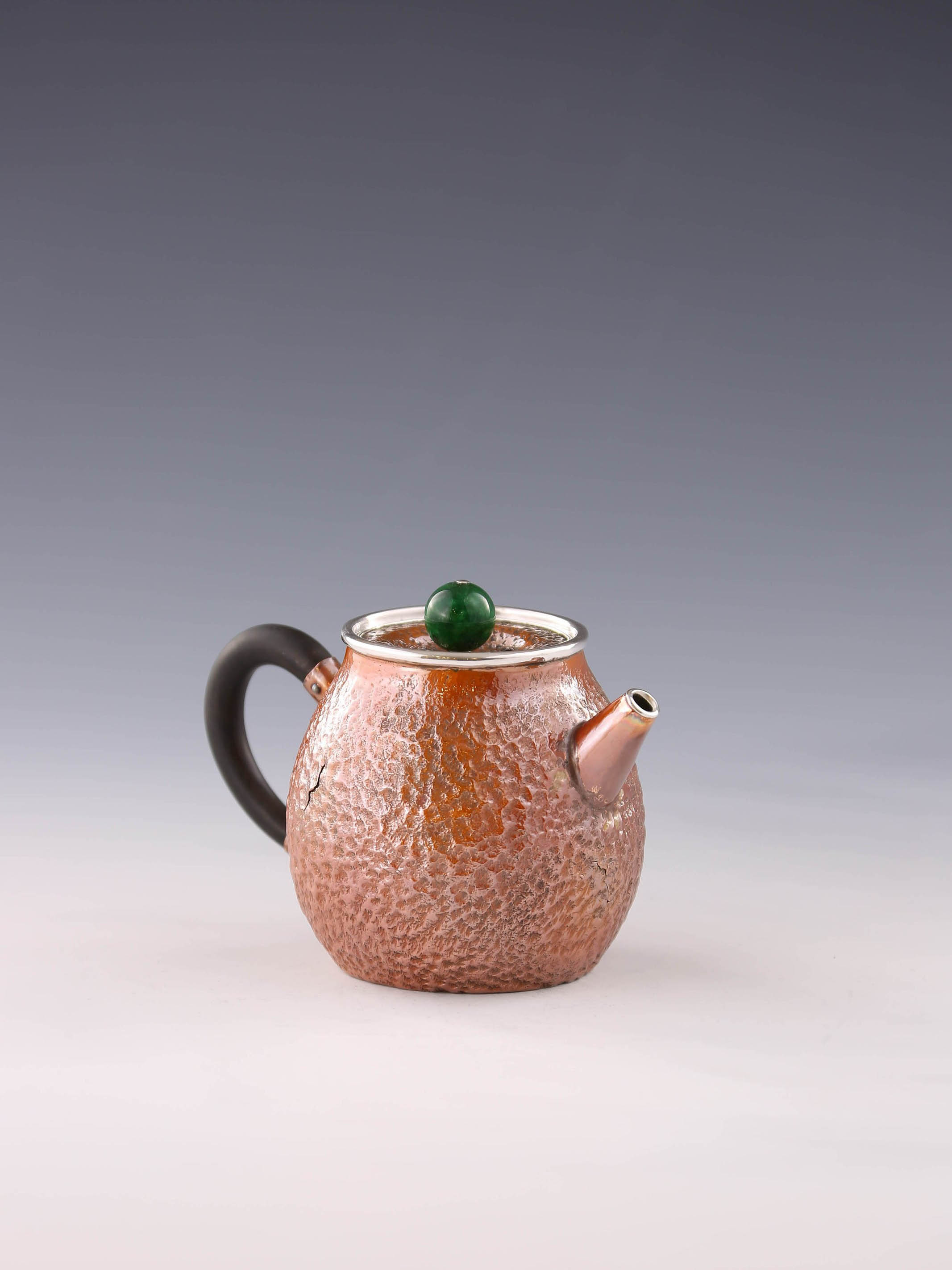 Hong Jike, an inheritor of the intangible cultural heritage, makes copper-plated silver dragon egg teapots.
