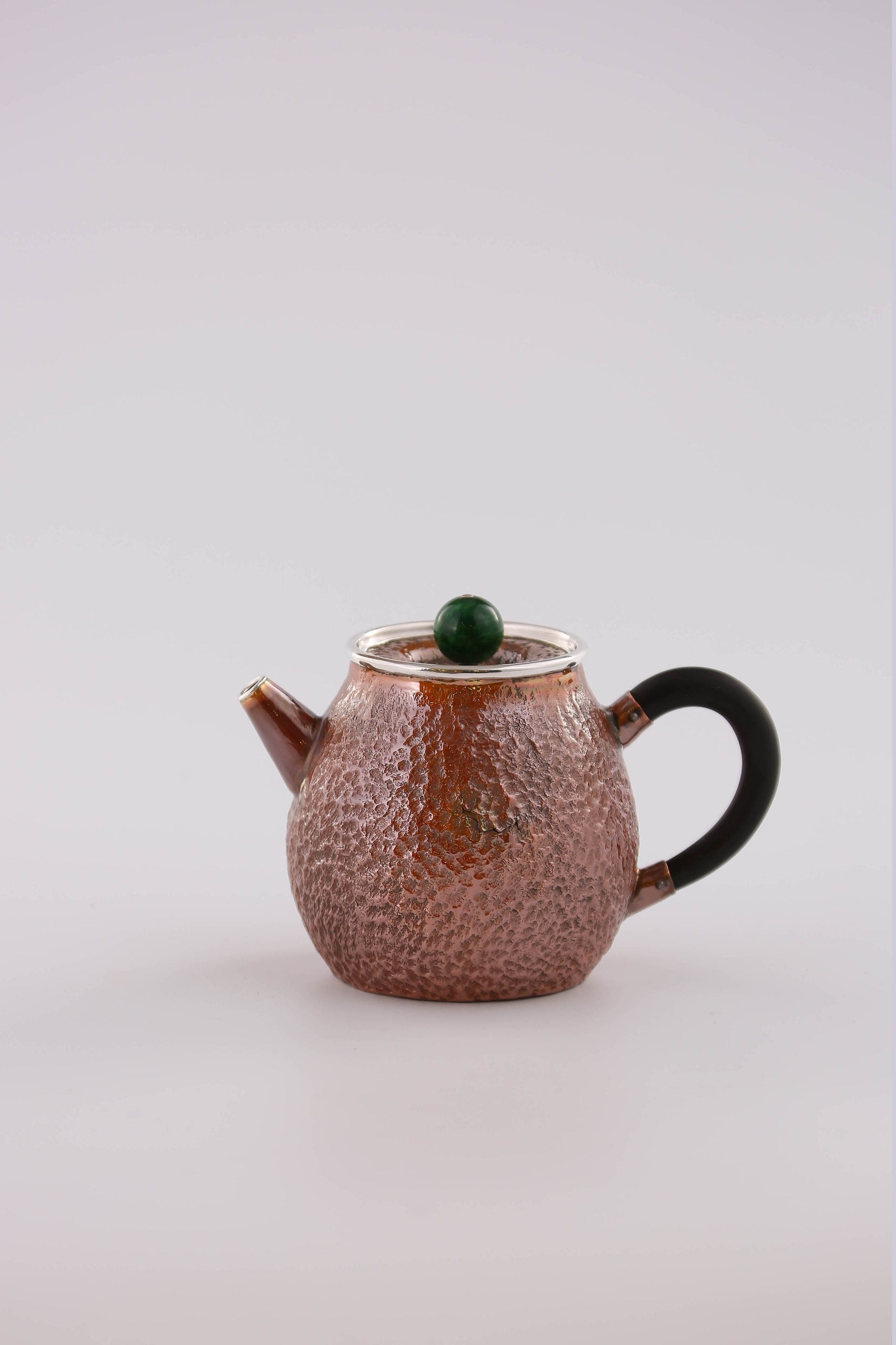 Hong Jike, an inheritor of the intangible cultural heritage, makes copper-plated silver dragon egg teapots.