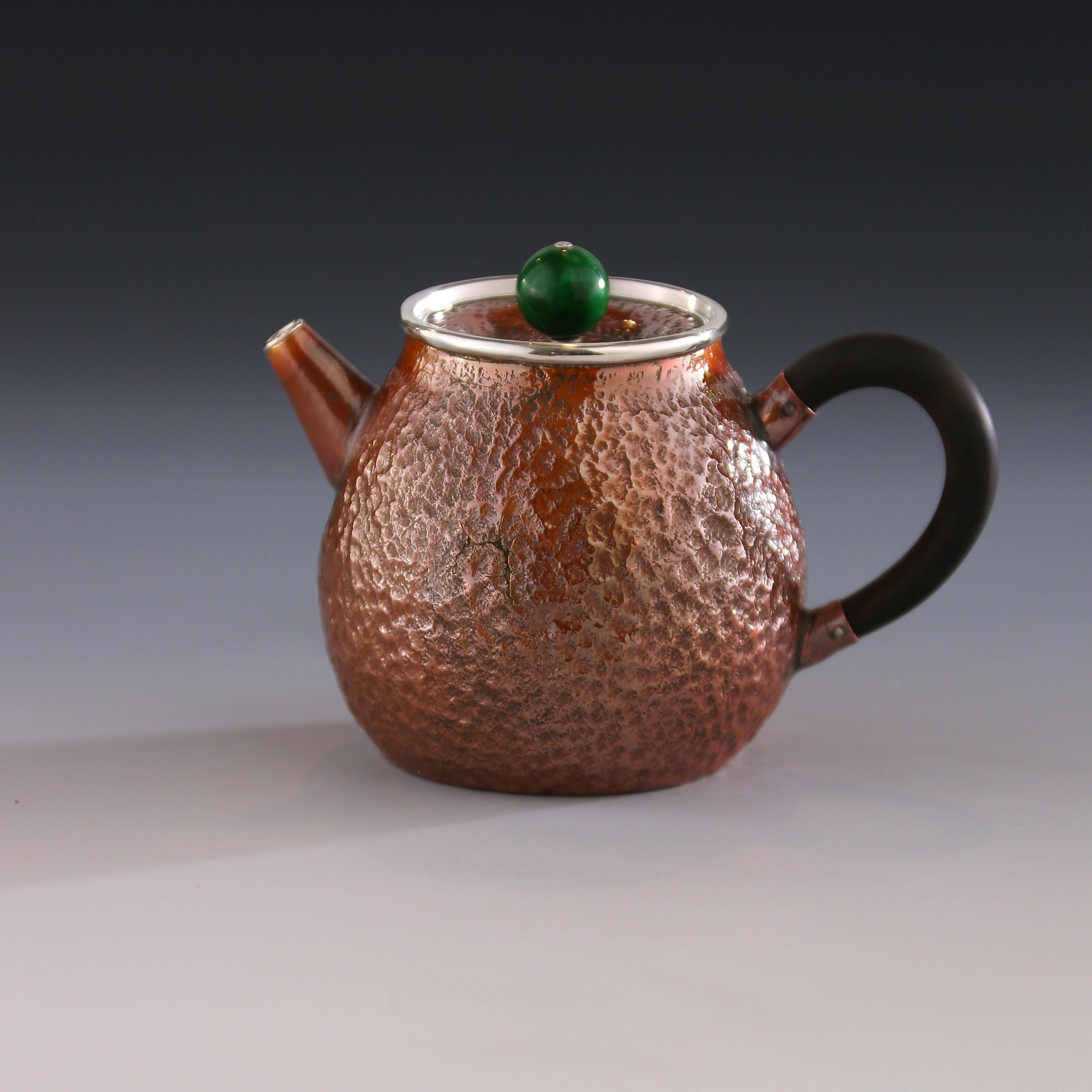 Hong Jike, an inheritor of the intangible cultural heritage, makes copper-plated silver dragon egg teapots.