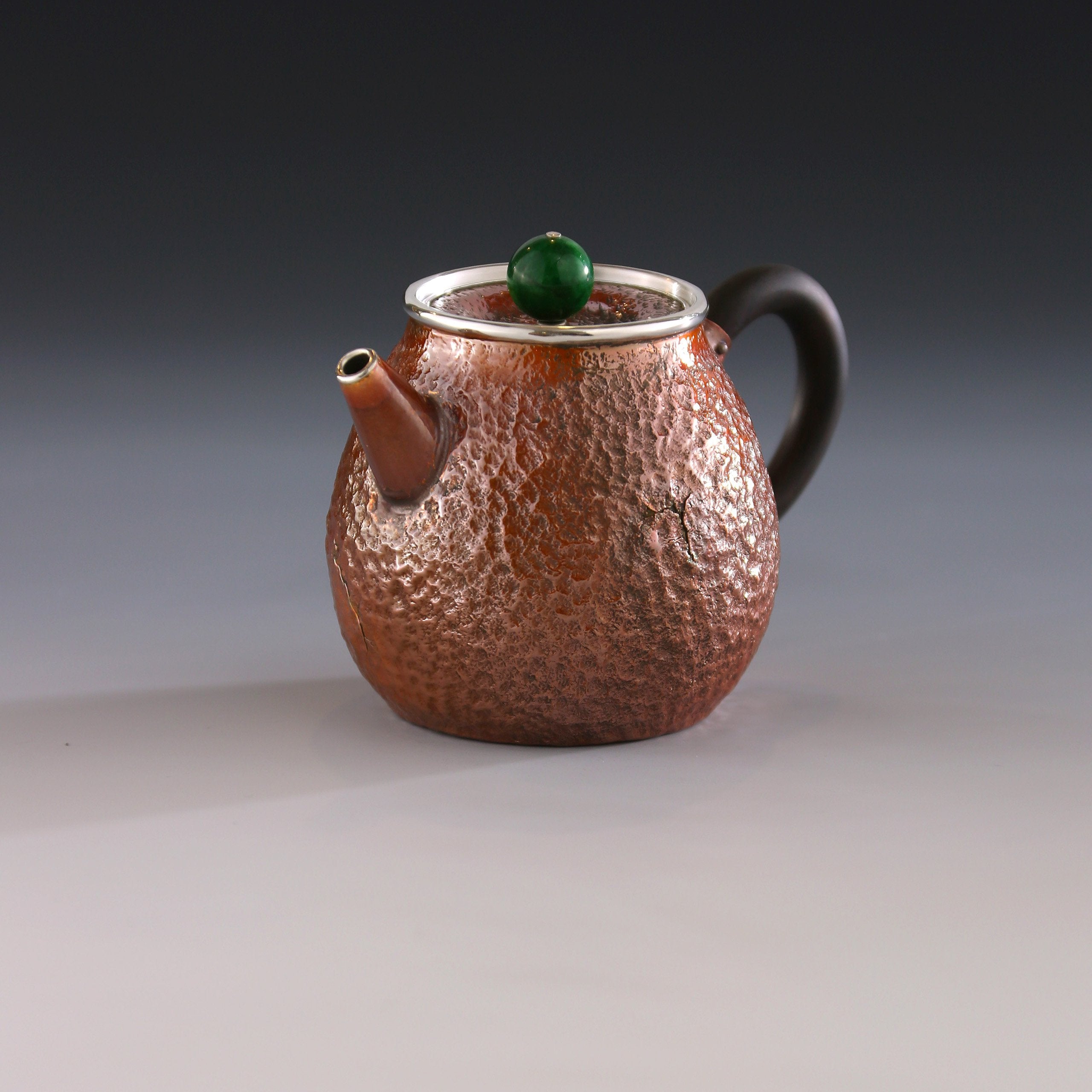 Hong Jike, an inheritor of the intangible cultural heritage, makes copper-plated silver dragon egg teapots.