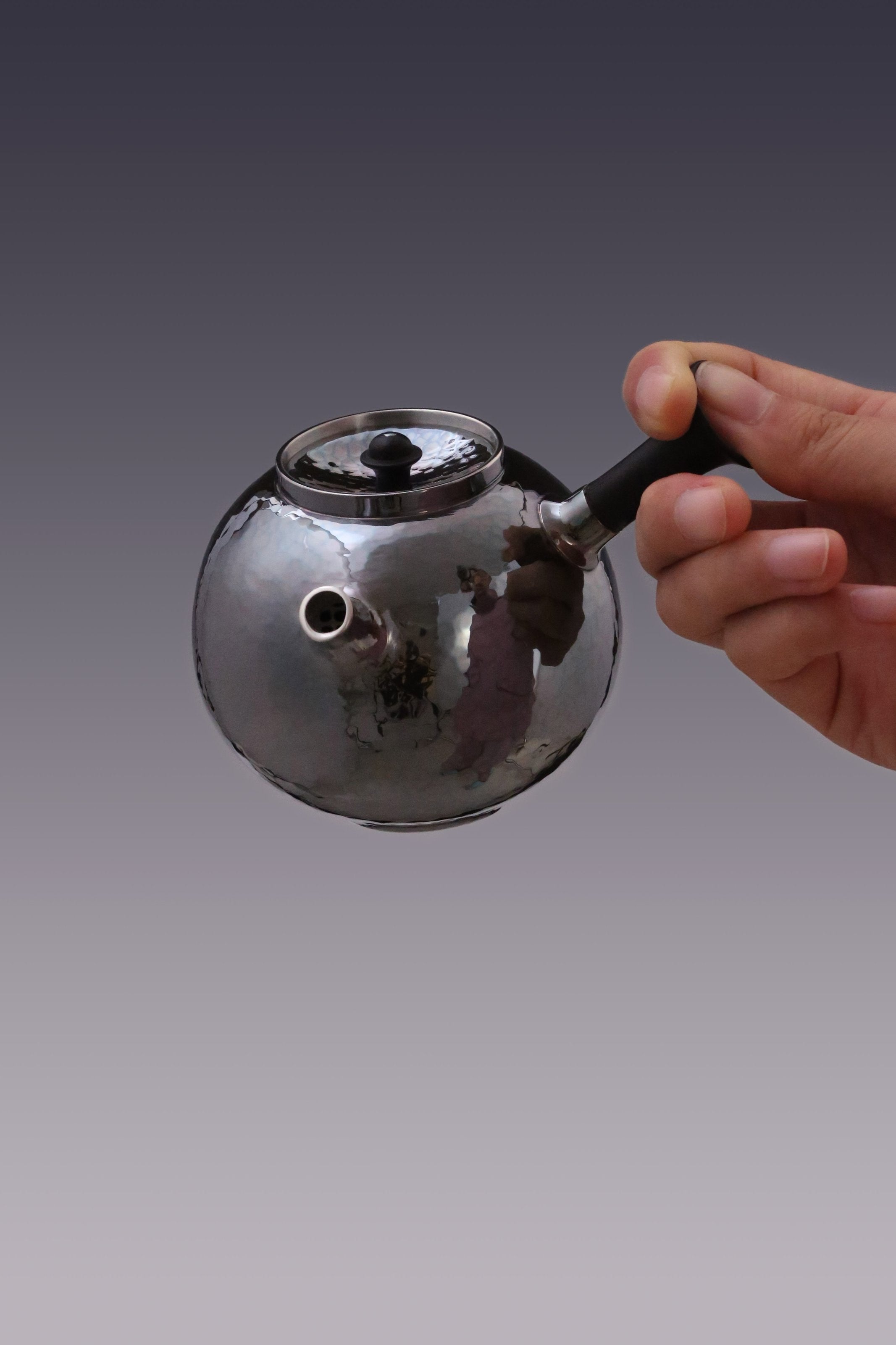 Earthen jar-shaped silver pot with side handle