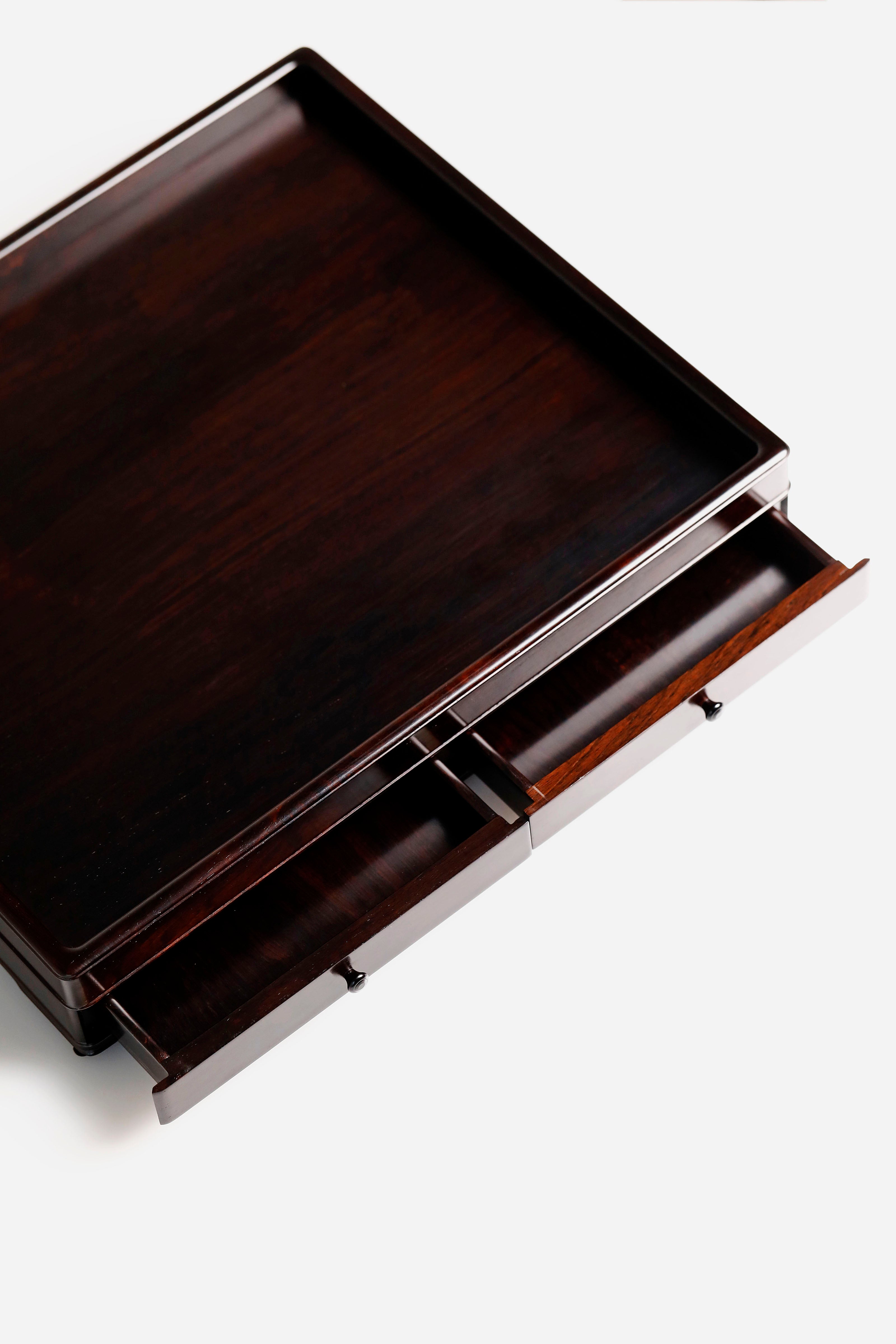 A plain-faced plate inlaid with burl wood on small-leaf red sandalwood, and a plate inlaid with purple sandalwood.